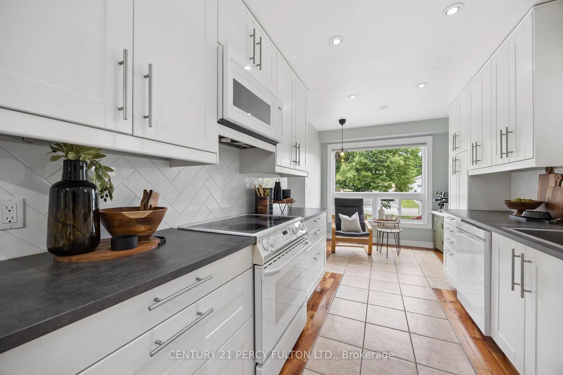 Photo 13 of 21 Arran Court, Clarington, Courtice — HOMEH