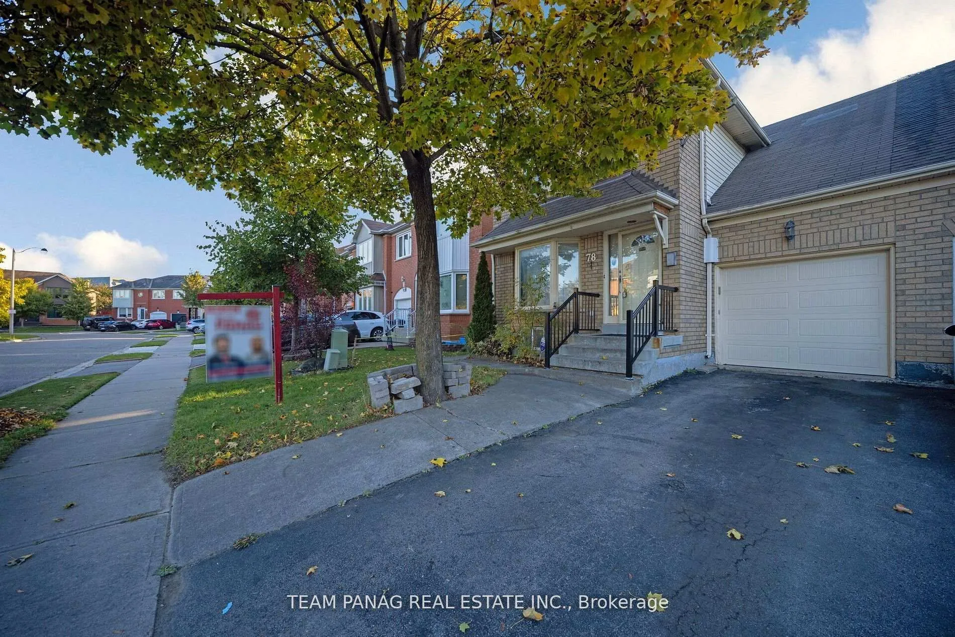 Photo 2 of 78 Fern Valley Crescent, Brampton, Sandringham-Wellington — HOMEH