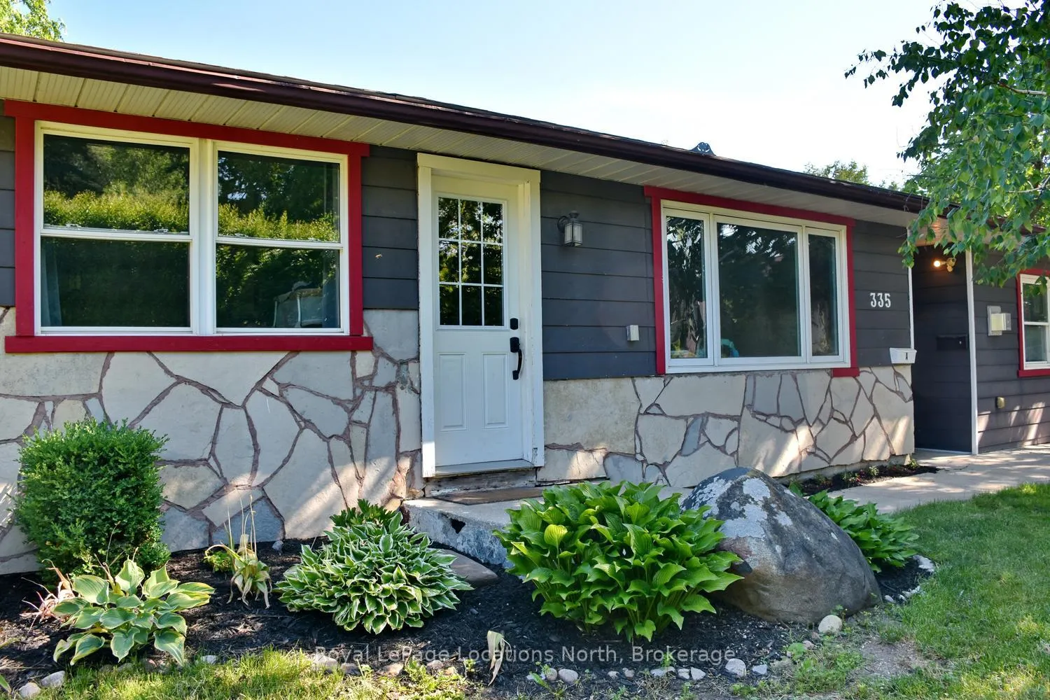 Photo 4 of 335 Fourth Street W, Collingwood — HOMEH