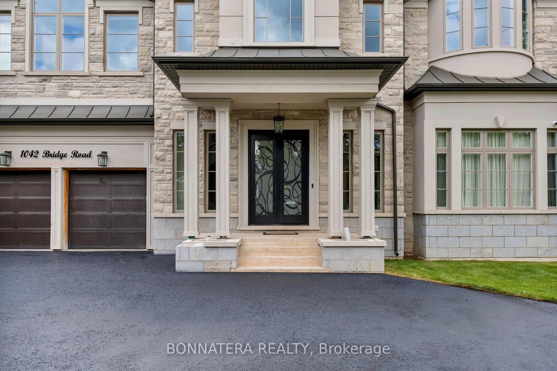 Photo 2 of 1042 Bridge Road, Oakville, West — HOMEH