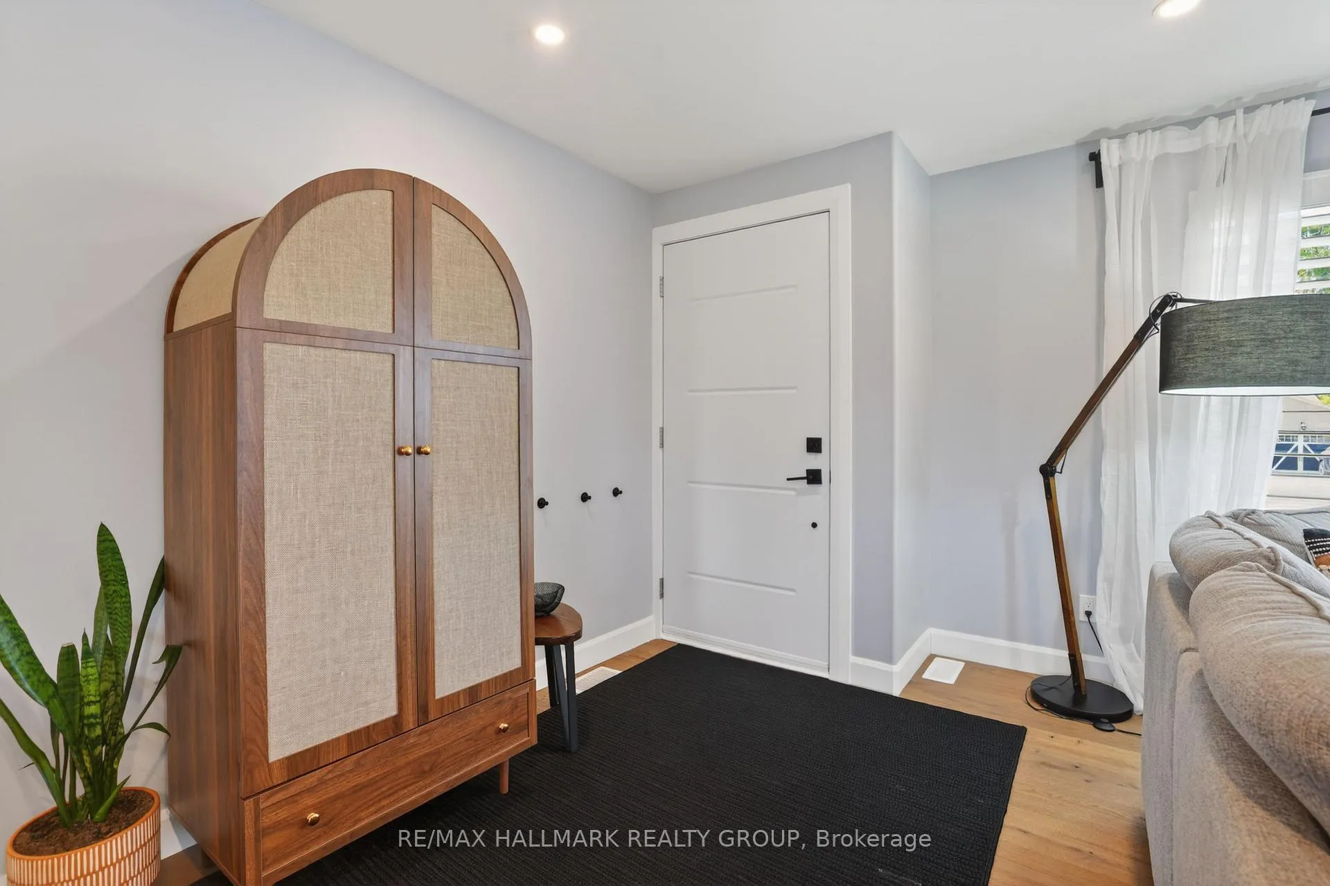 Photo 4 of 1583 Maxime Street, Ottawa, Pineview — HOMEH