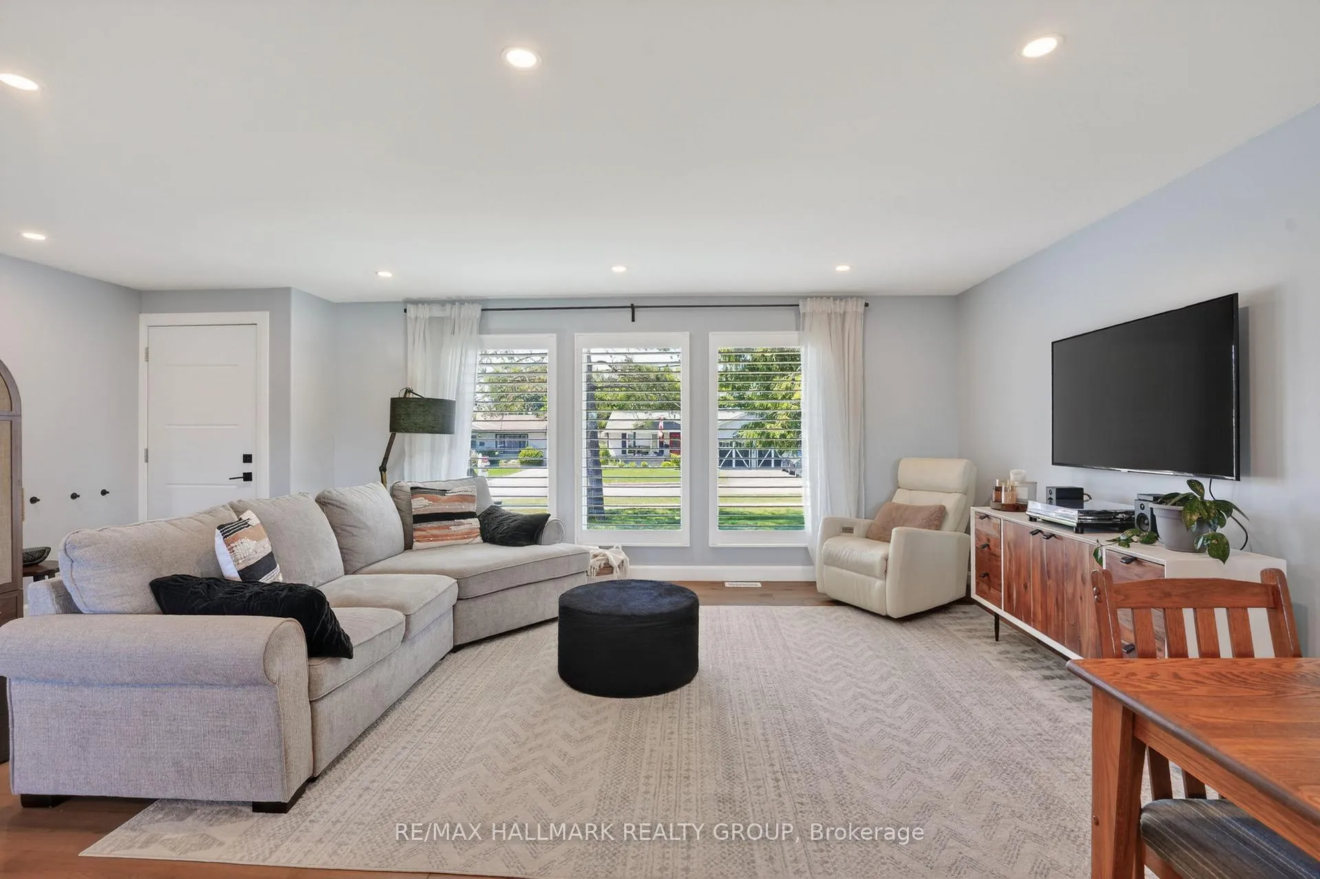 Photo 5 of 1583 Maxime Street, Ottawa, Pineview — HOMEH
