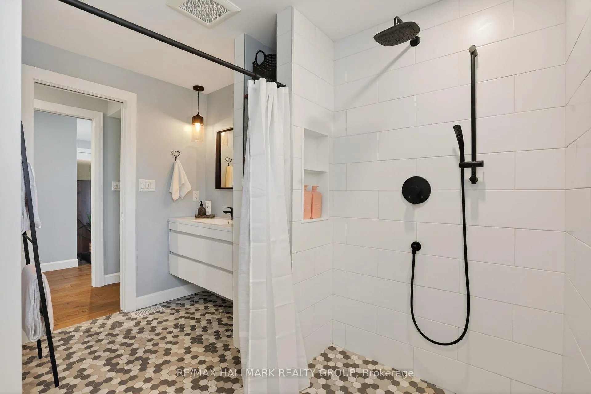 Photo 17 of 1583 Maxime Street, Ottawa, Pineview — HOMEH