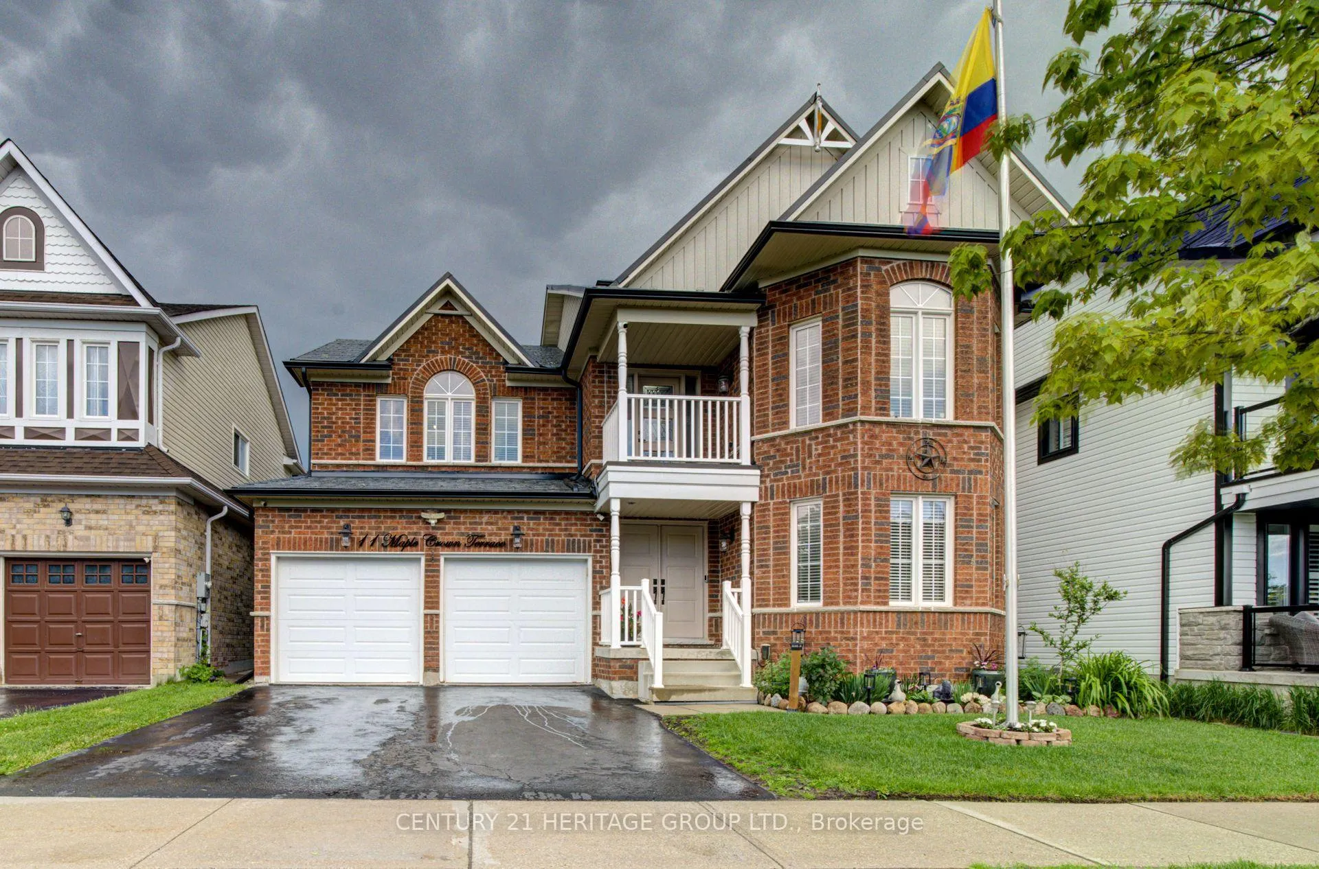 Photo 2 of 11 Maple Crown Terrace S, Barrie, Innis-Shore — HOMEH