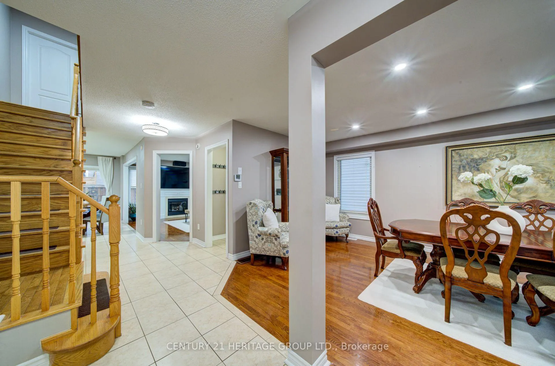 Photo 3 of 11 Maple Crown Terrace S, Barrie, Innis-Shore — HOMEH
