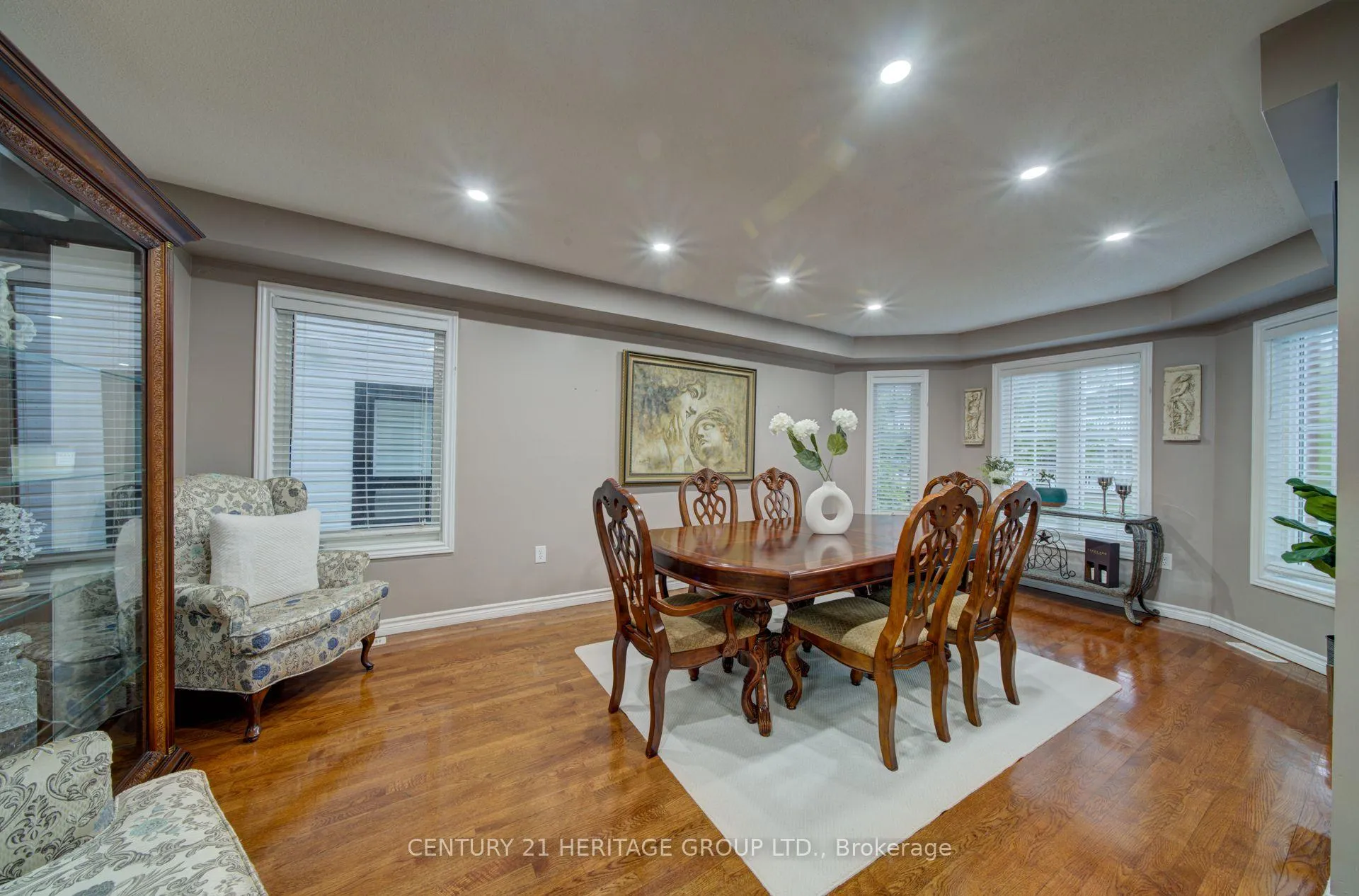 Photo 4 of 11 Maple Crown Terrace S, Barrie, Innis-Shore — HOMEH