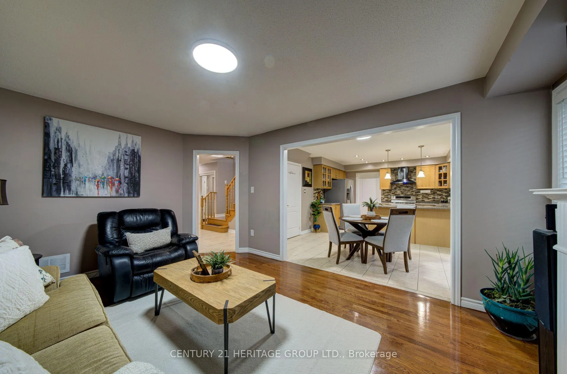 Photo 7 of 11 Maple Crown Terrace S, Barrie, Innis-Shore — HOMEH