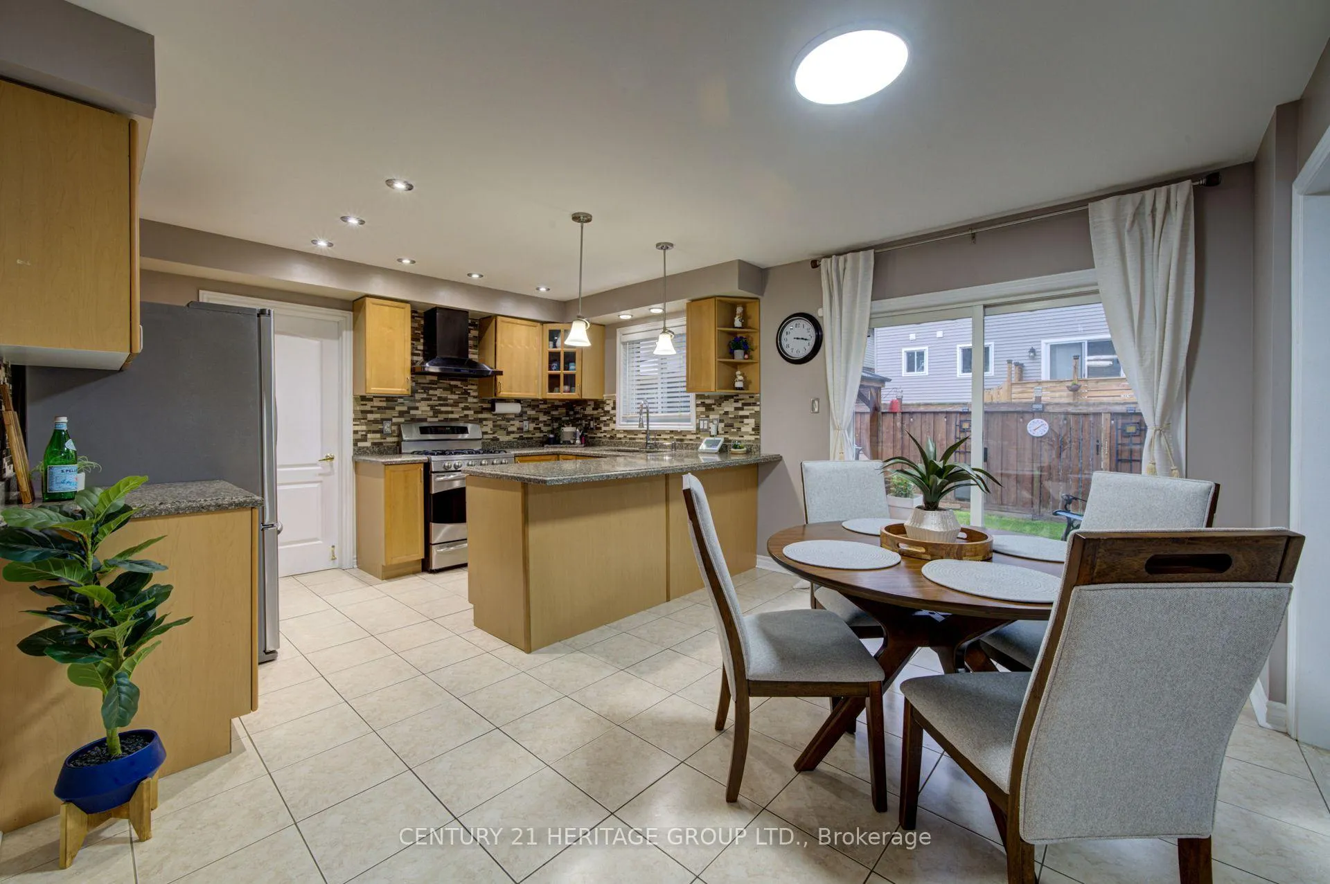 Photo 8 of 11 Maple Crown Terrace S, Barrie, Innis-Shore — HOMEH