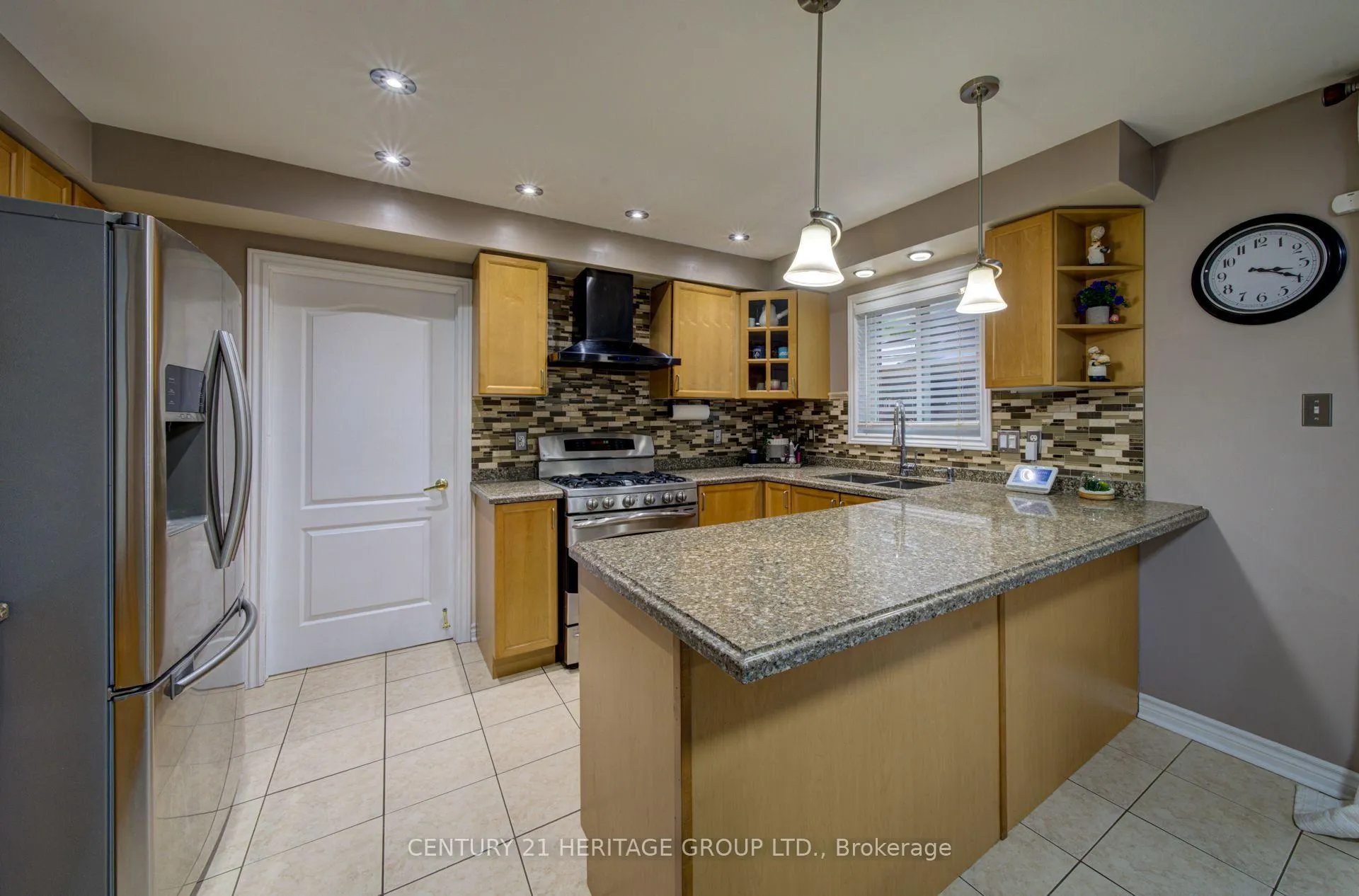 Photo 10 of 11 Maple Crown Terrace S, Barrie, Innis-Shore — HOMEH