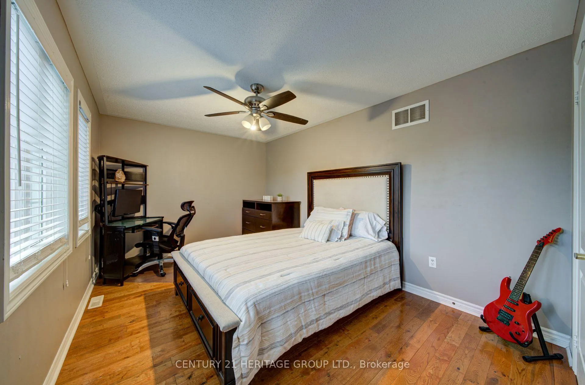Photo 13 of 11 Maple Crown Terrace S, Barrie, Innis-Shore — HOMEH