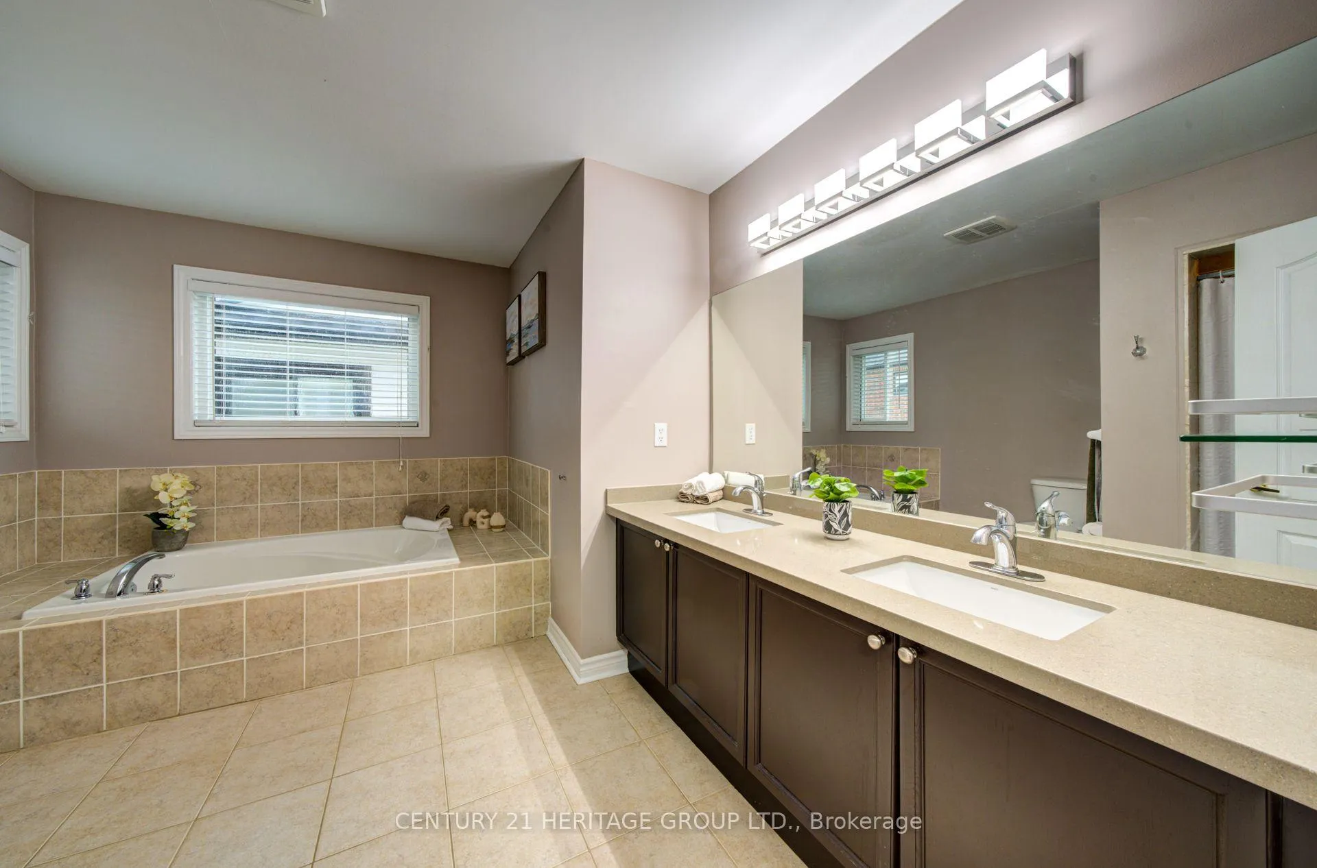 Photo 16 of 11 Maple Crown Terrace S, Barrie, Innis-Shore — HOMEH