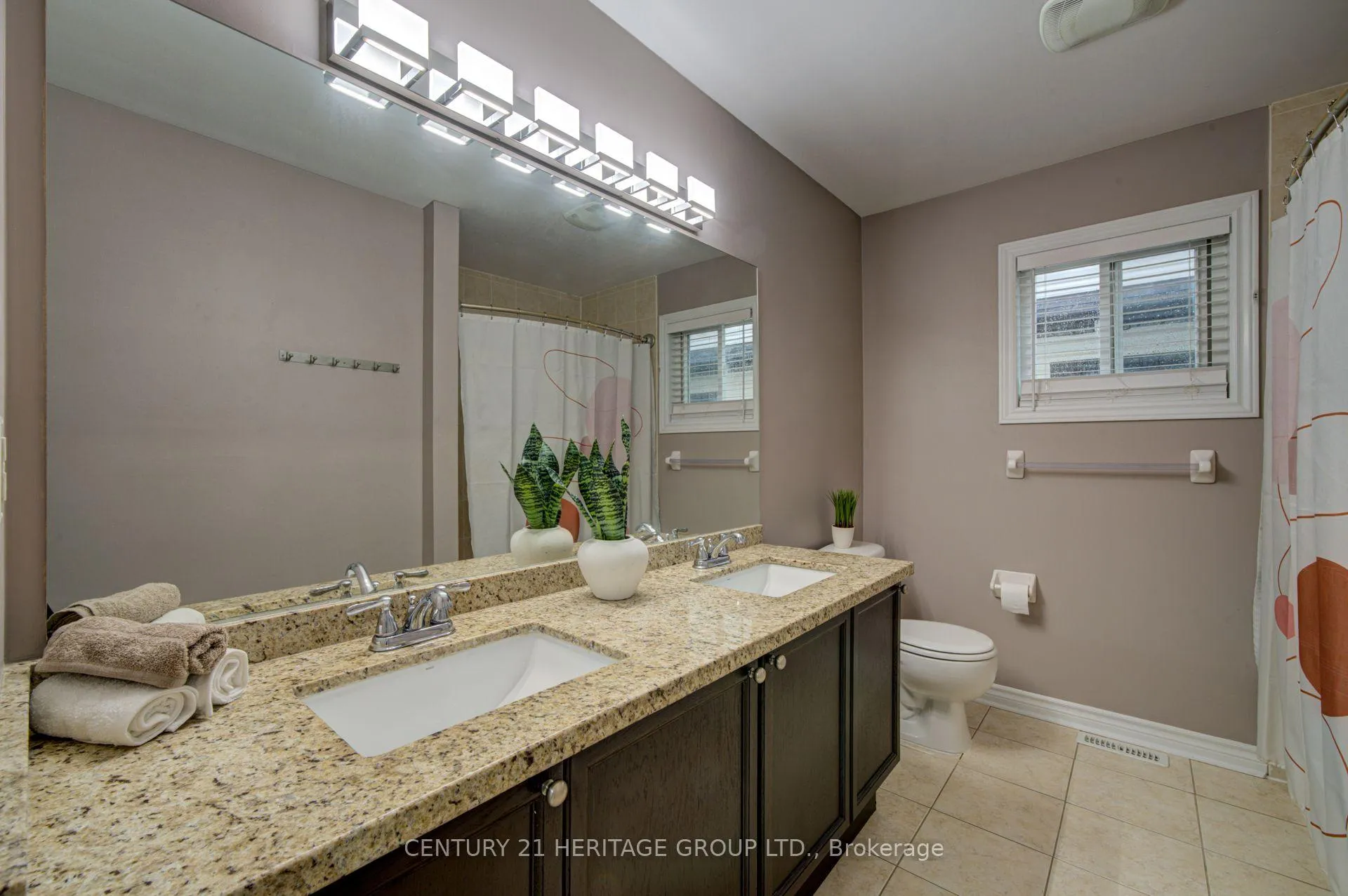 Photo 18 of 11 Maple Crown Terrace S, Barrie, Innis-Shore — HOMEH