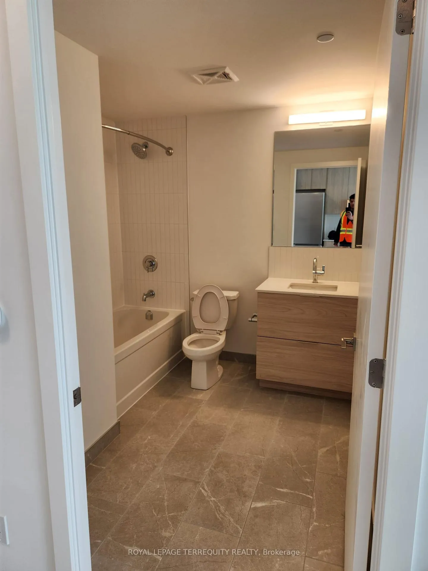 Photo 6 of Unit 313, 2501 Saw Whet Boulevard, Oakville, Glen Abbey — HOMEH