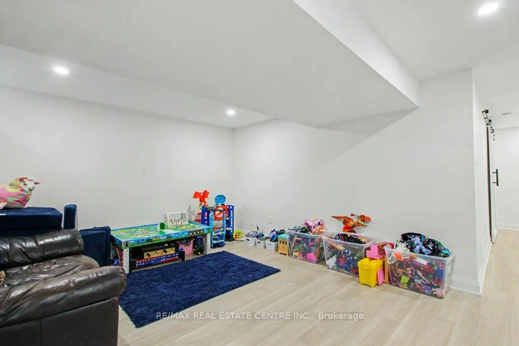 Photo 28 of 278 Langlaw Drive, Cambridge — HOMEH