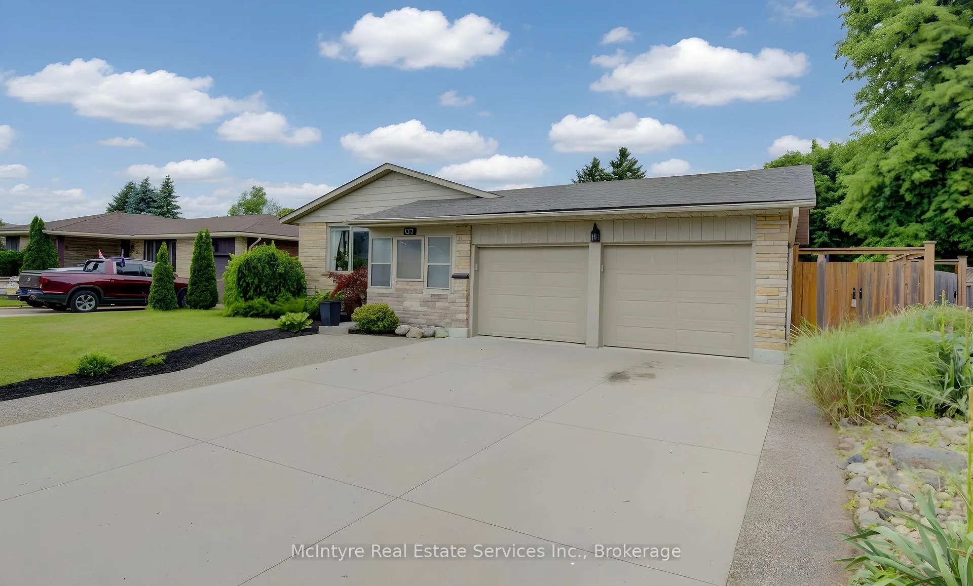 Photo 4 of 127 Strathcona Crescent, Kitchener, Heritage Park - Kitchener — HOMEH