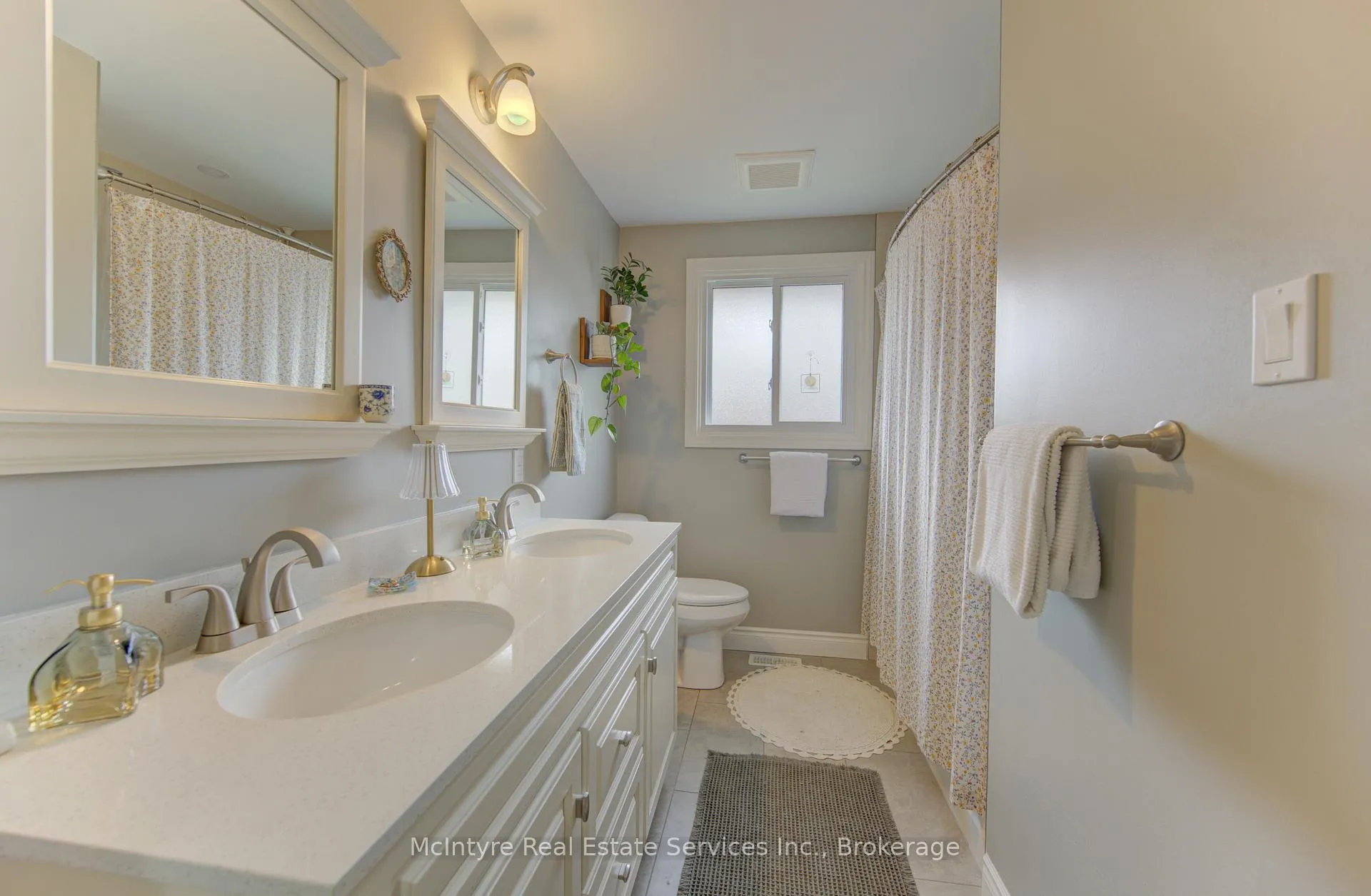 Photo 22 of 127 Strathcona Crescent, Kitchener, Heritage Park - Kitchener — HOMEH
