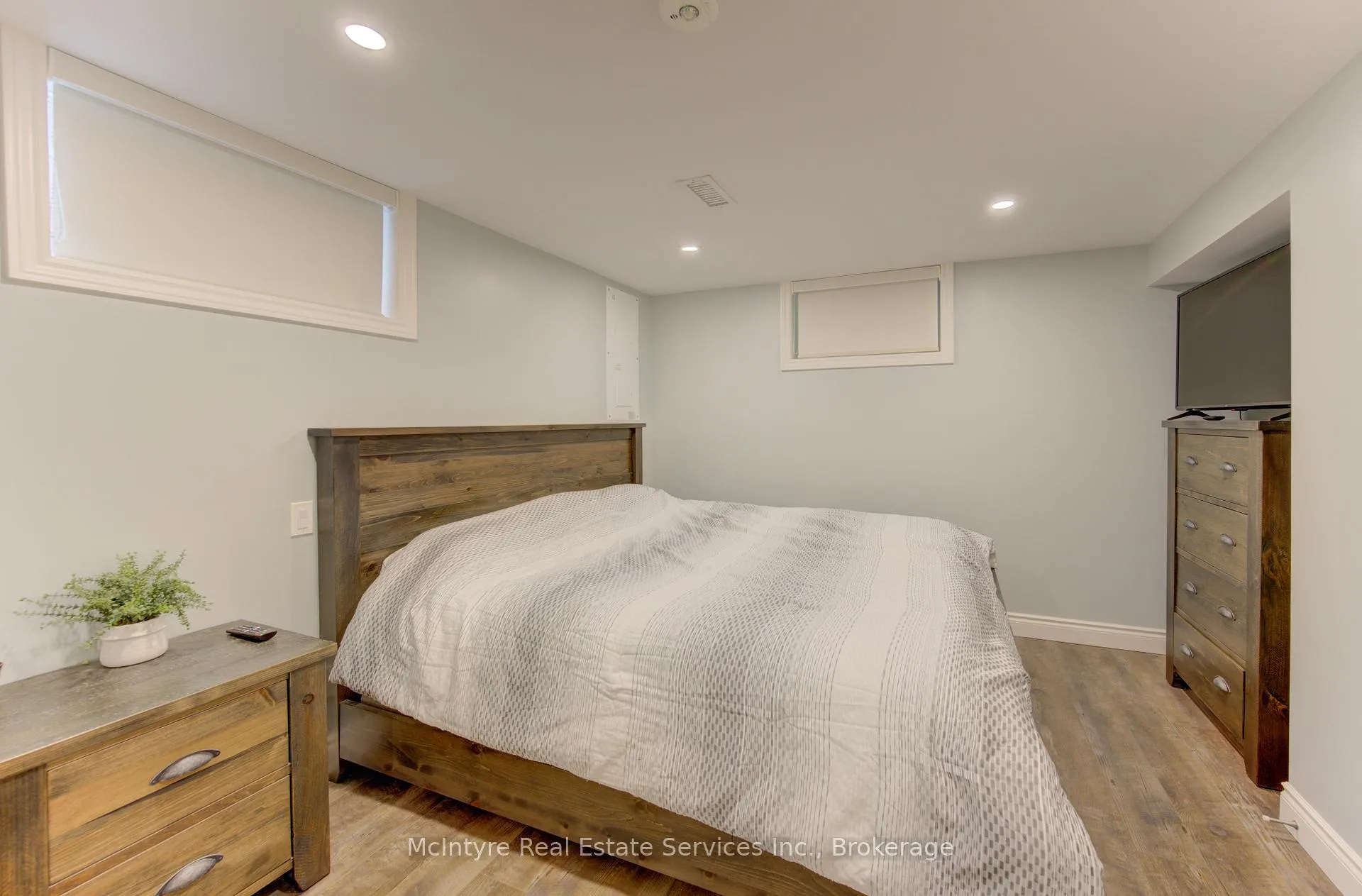 Photo 37 of 127 Strathcona Crescent, Kitchener, Heritage Park - Kitchener — HOMEH