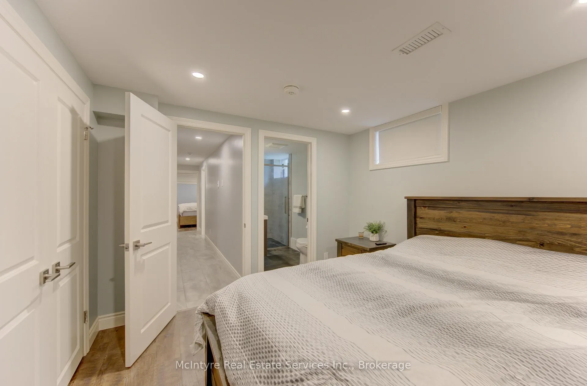 Photo 38 of 127 Strathcona Crescent, Kitchener, Heritage Park - Kitchener — HOMEH