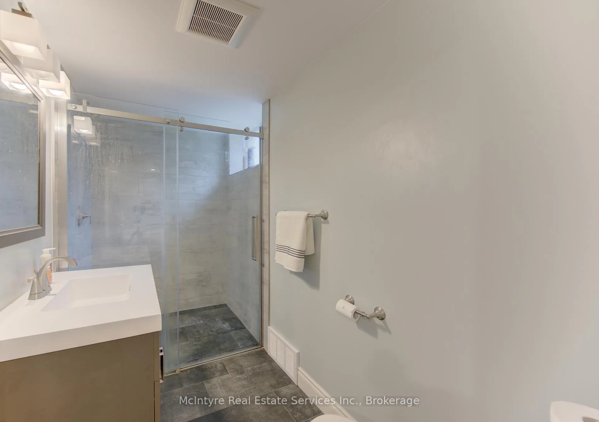 Photo 39 of 127 Strathcona Crescent, Kitchener, Heritage Park - Kitchener — HOMEH