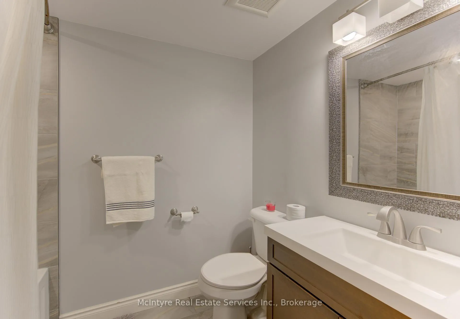 Photo 42 of 127 Strathcona Crescent, Kitchener, Heritage Park - Kitchener — HOMEH