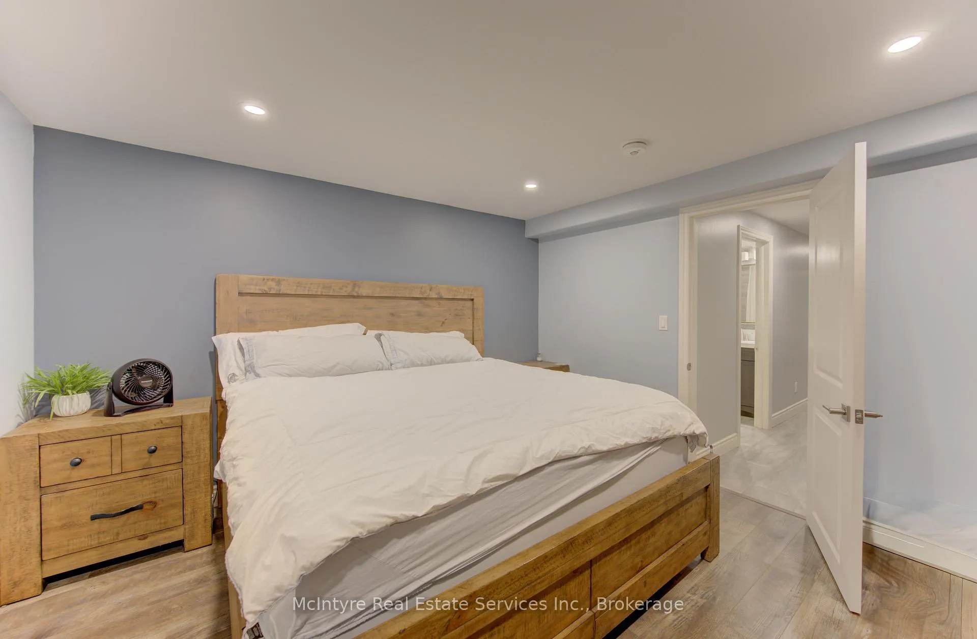 Photo 44 of 127 Strathcona Crescent, Kitchener, Heritage Park - Kitchener — HOMEH