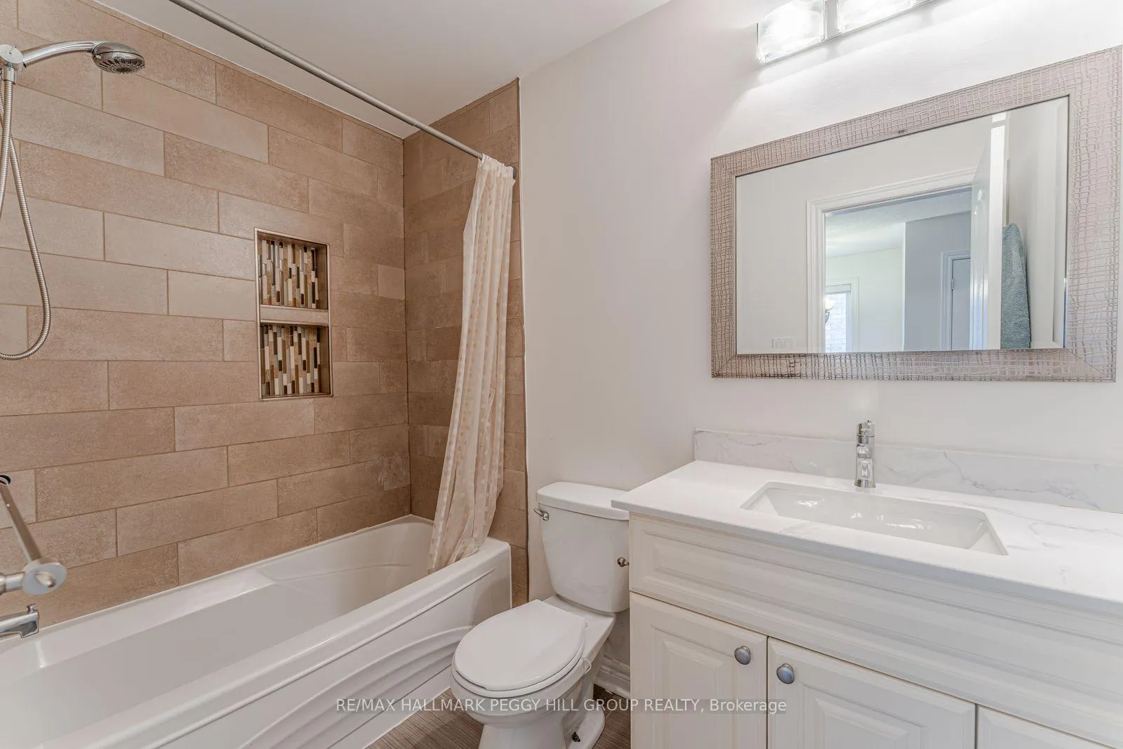 Photo 9 of 179 Warwick Crescent, Newmarket, Summerhill Estates — HOMEH