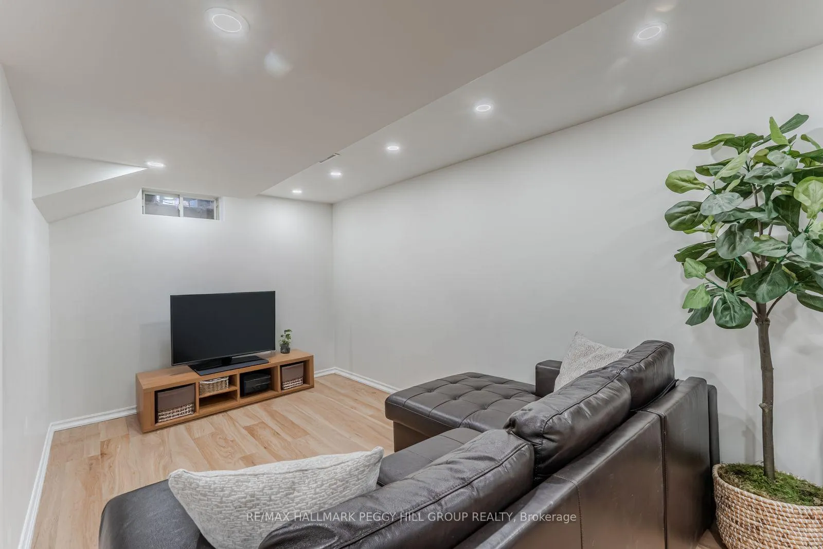 Photo 10 of 179 Warwick Crescent, Newmarket, Summerhill Estates — HOMEH