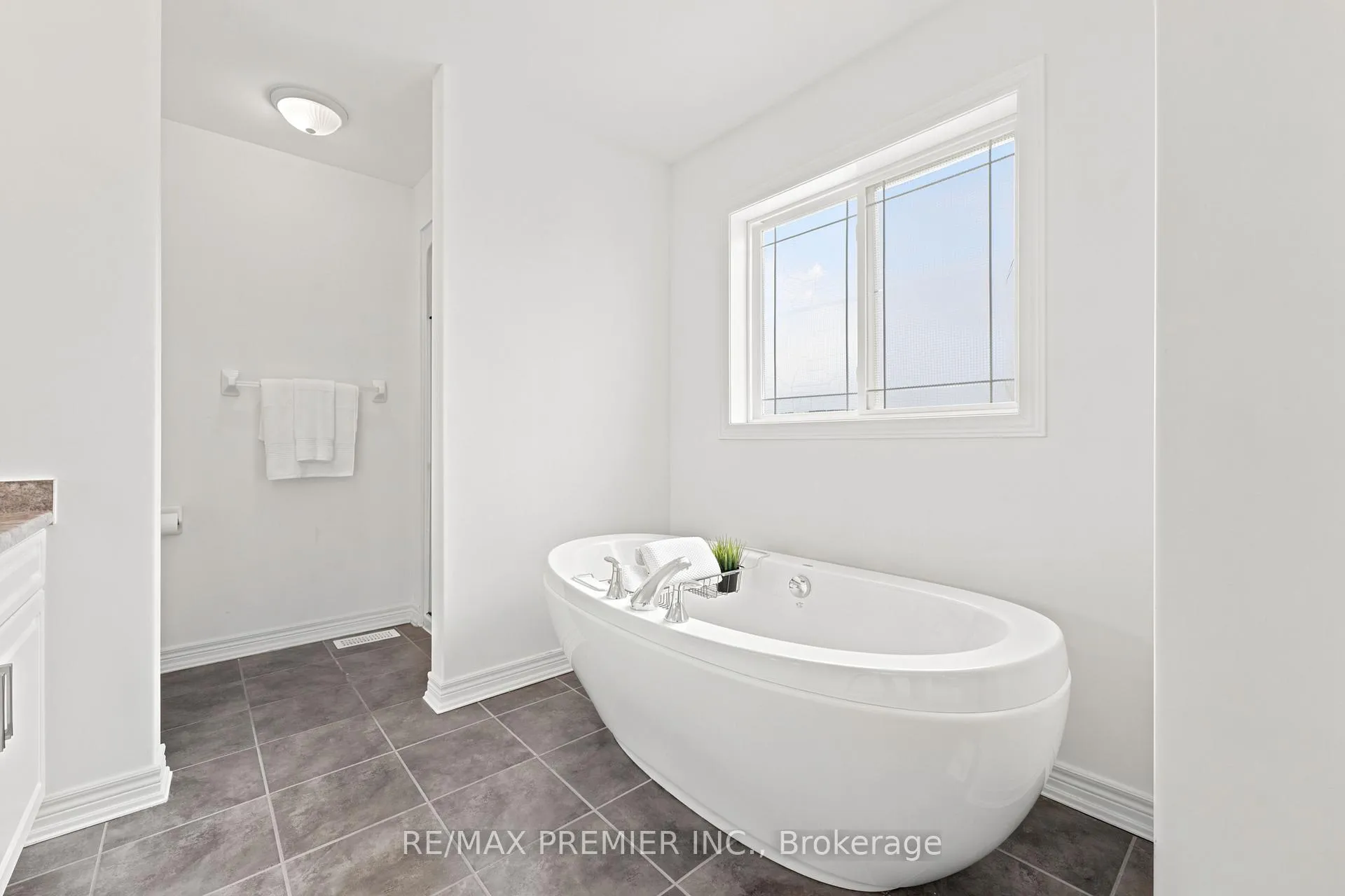 Photo 26 of 19 Burt Avenue, New Tecumseth, Alliston — HOMEH