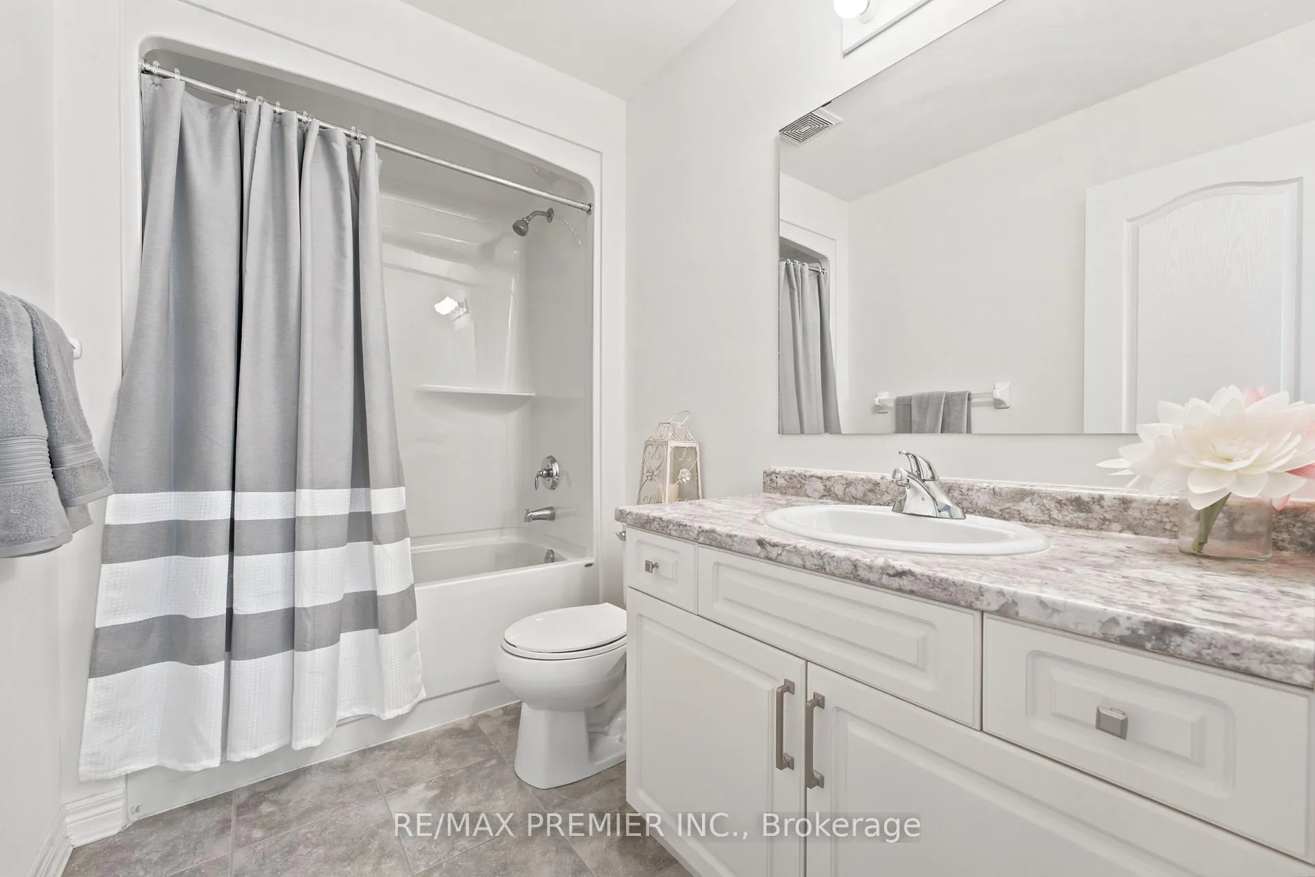 Photo 30 of 19 Burt Avenue, New Tecumseth, Alliston — HOMEH