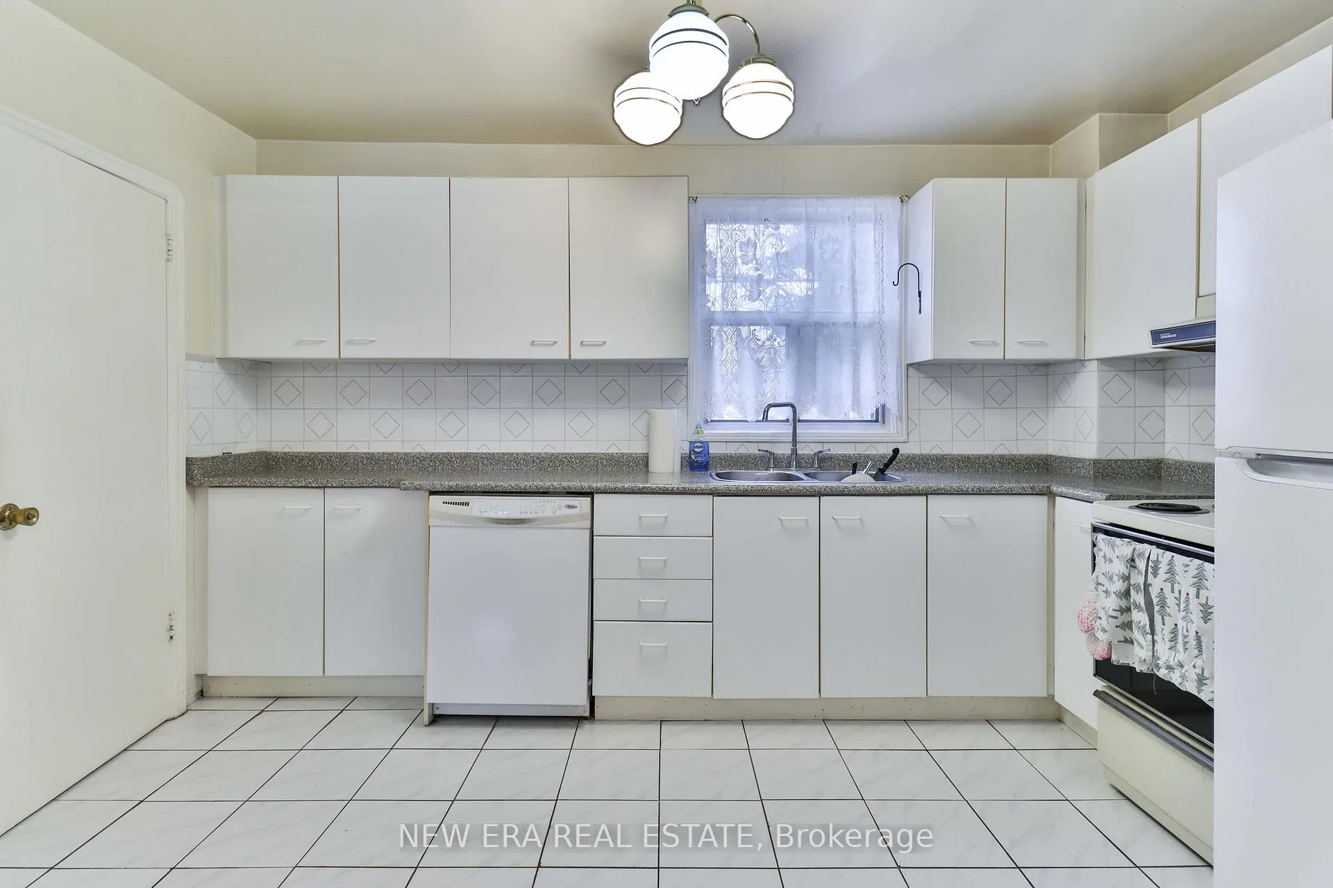Photo 12 of 27 Dell Park Avenue, Toronto, Englemount-Lawrence — HOMEH