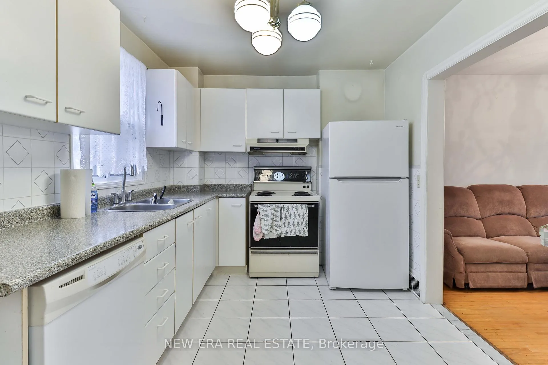 Photo 13 of 27 Dell Park Avenue, Toronto, Englemount-Lawrence — HOMEH