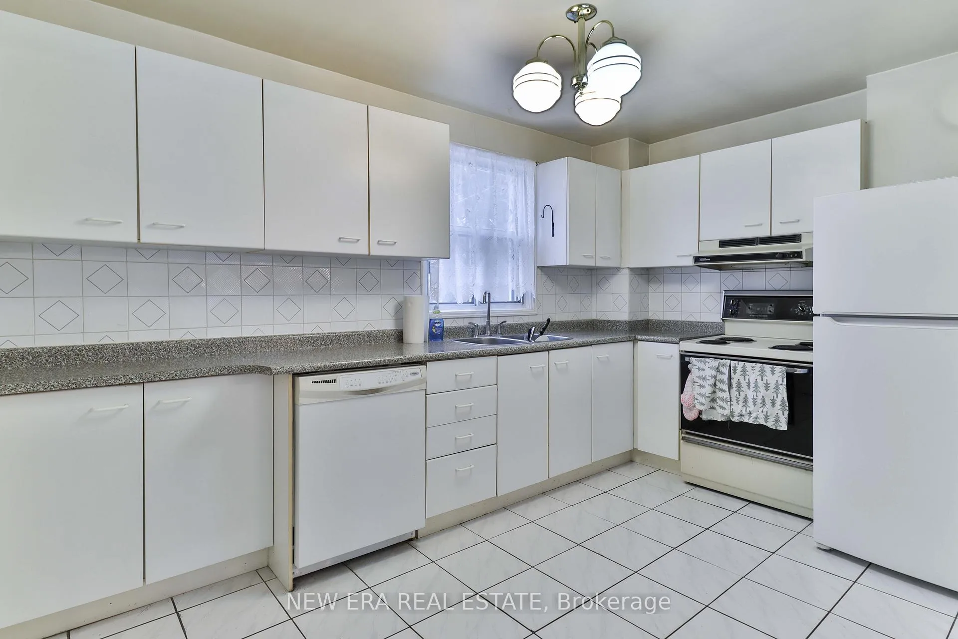 Photo 15 of 27 Dell Park Avenue, Toronto, Englemount-Lawrence — HOMEH