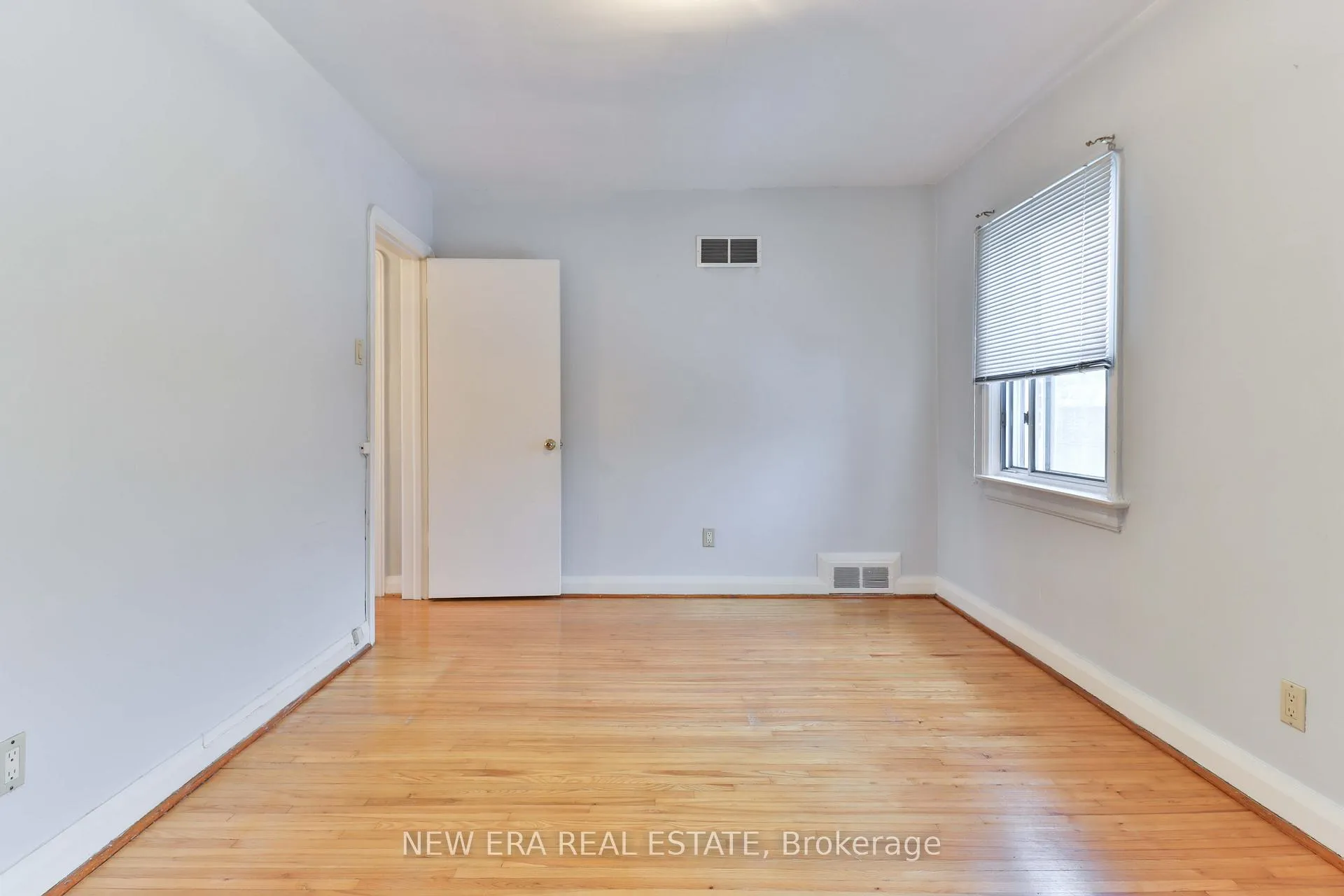Photo 19 of 27 Dell Park Avenue, Toronto, Englemount-Lawrence — HOMEH