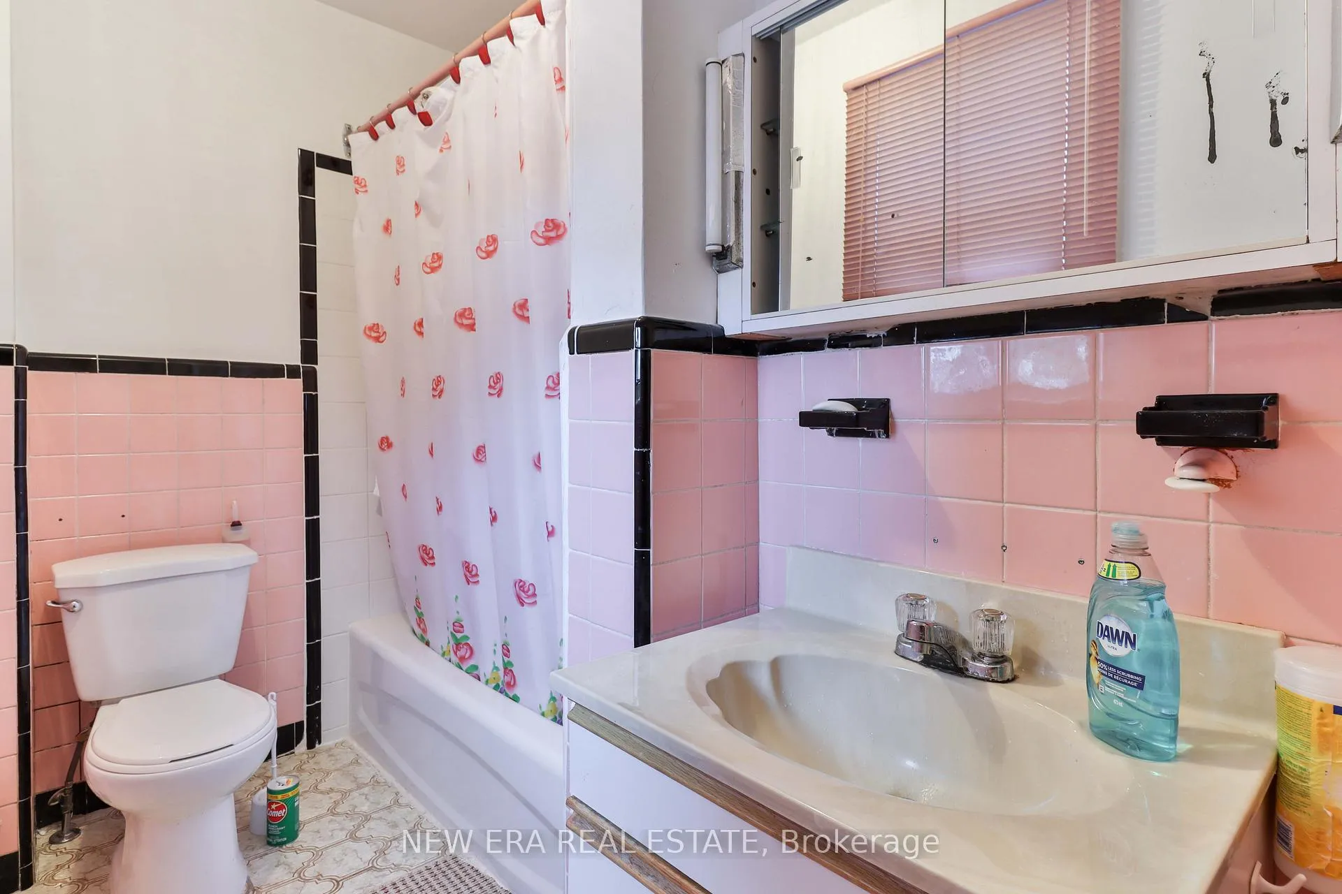 Photo 24 of 27 Dell Park Avenue, Toronto, Englemount-Lawrence — HOMEH