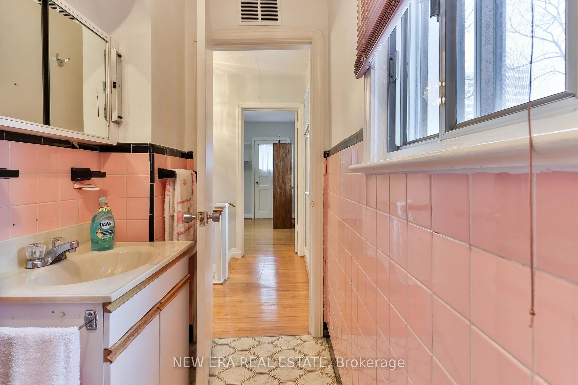 Photo 25 of 27 Dell Park Avenue, Toronto, Englemount-Lawrence — HOMEH