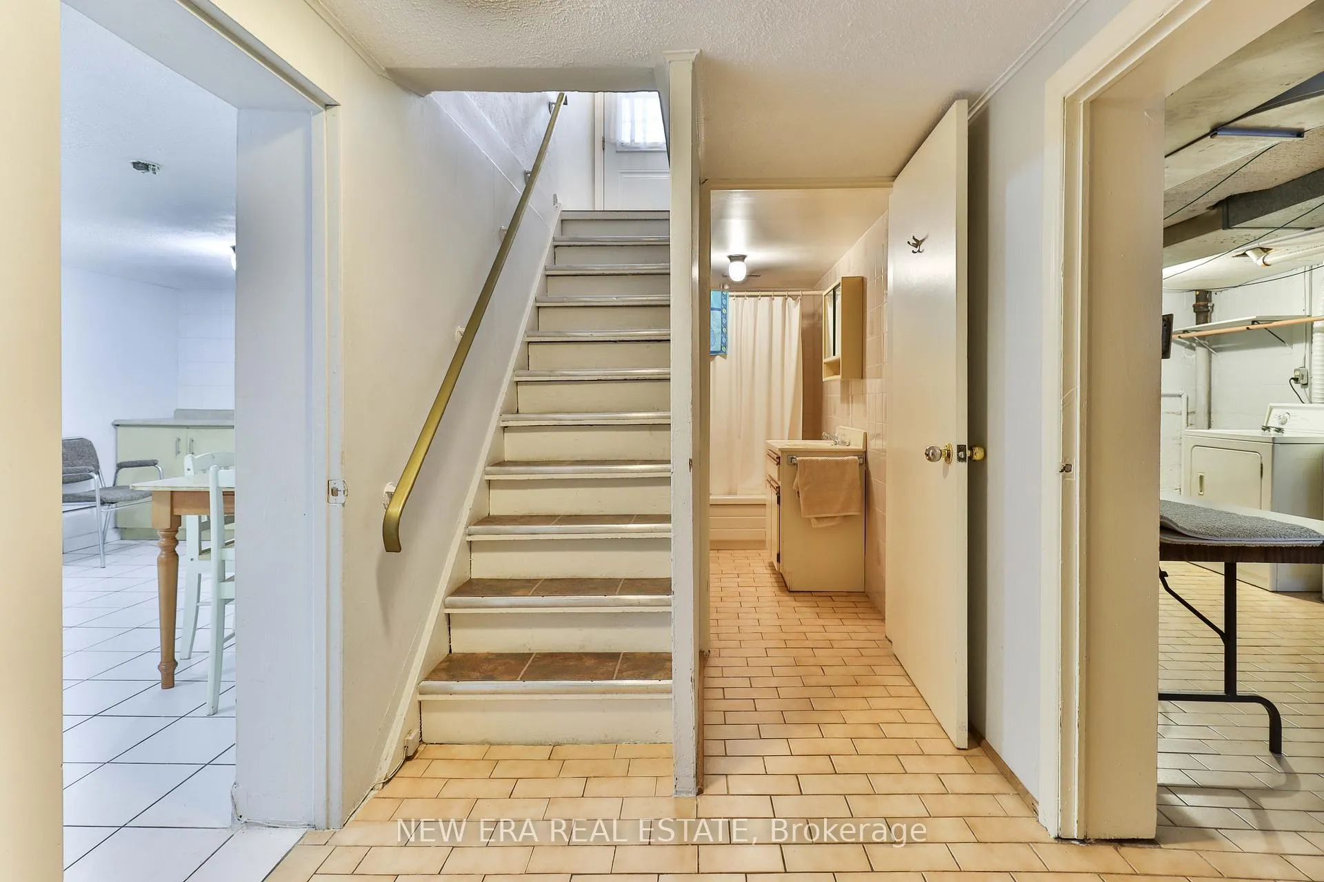 Photo 26 of 27 Dell Park Avenue, Toronto, Englemount-Lawrence — HOMEH