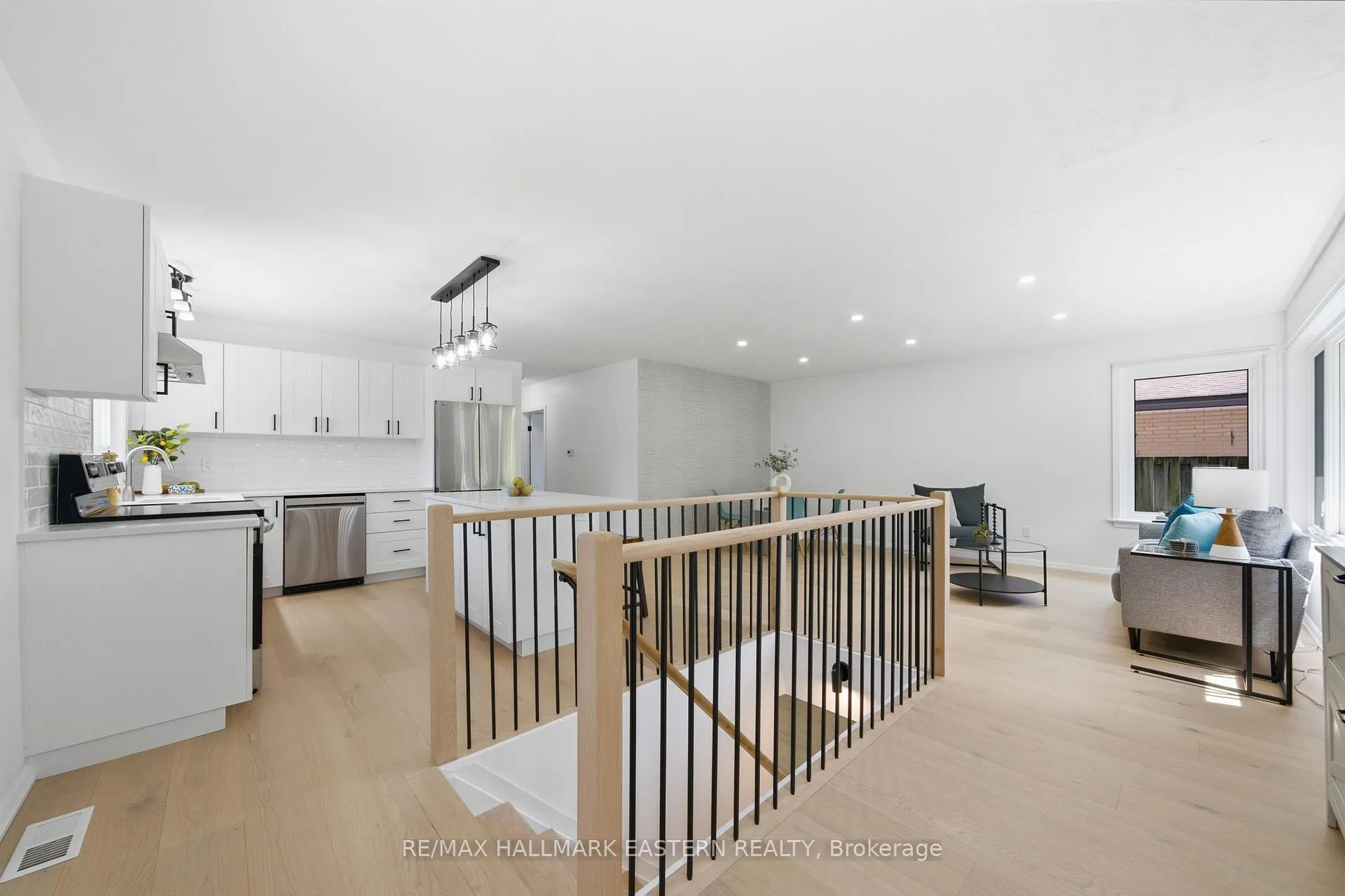 Photo 3 of 1092 Glendale Drive, Peterborough, Northcrest Ward 5 — HOMEH