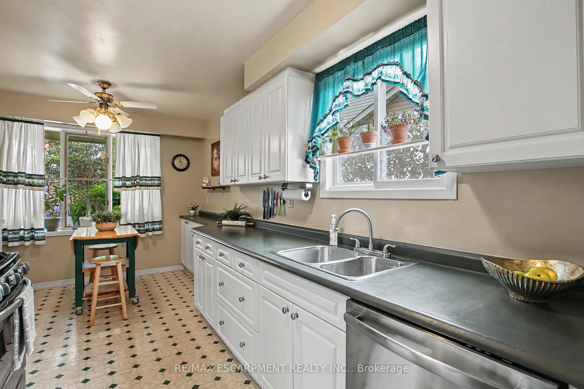 Photo 10 of 196 Guildwood Drive, Hamilton, Gurnett — HOMEH