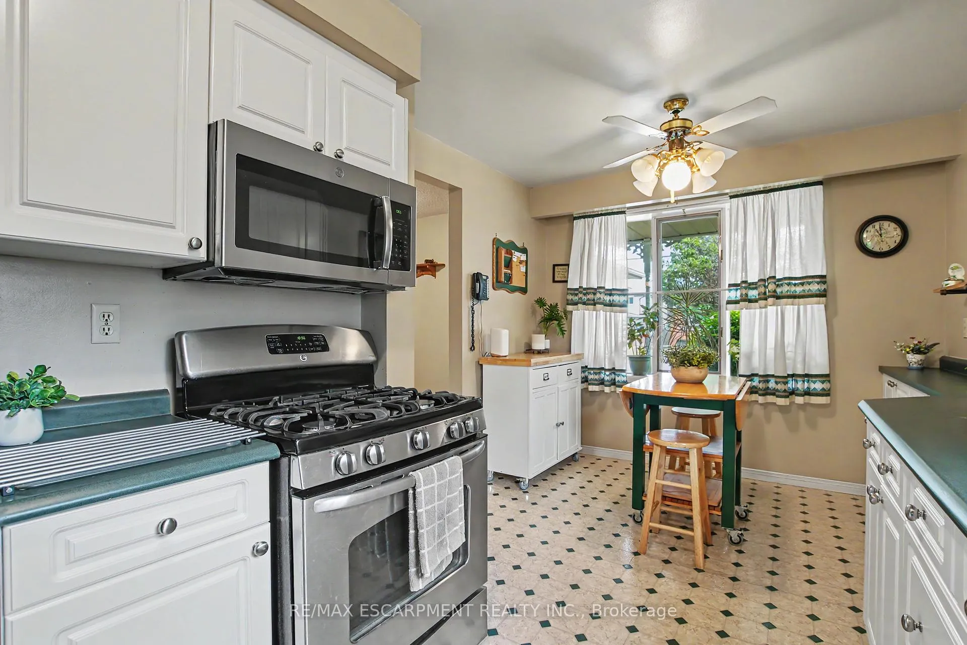 Photo 11 of 196 Guildwood Drive, Hamilton, Gurnett — HOMEH