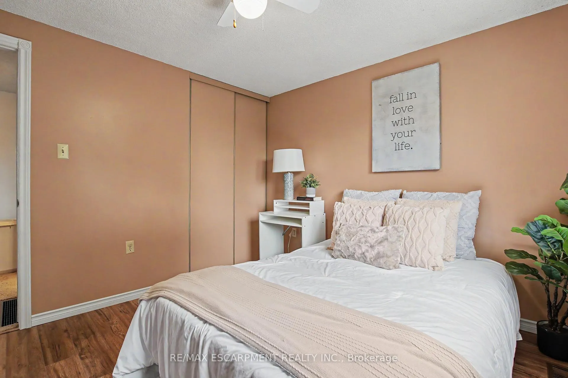 Photo 19 of 196 Guildwood Drive, Hamilton, Gurnett — HOMEH