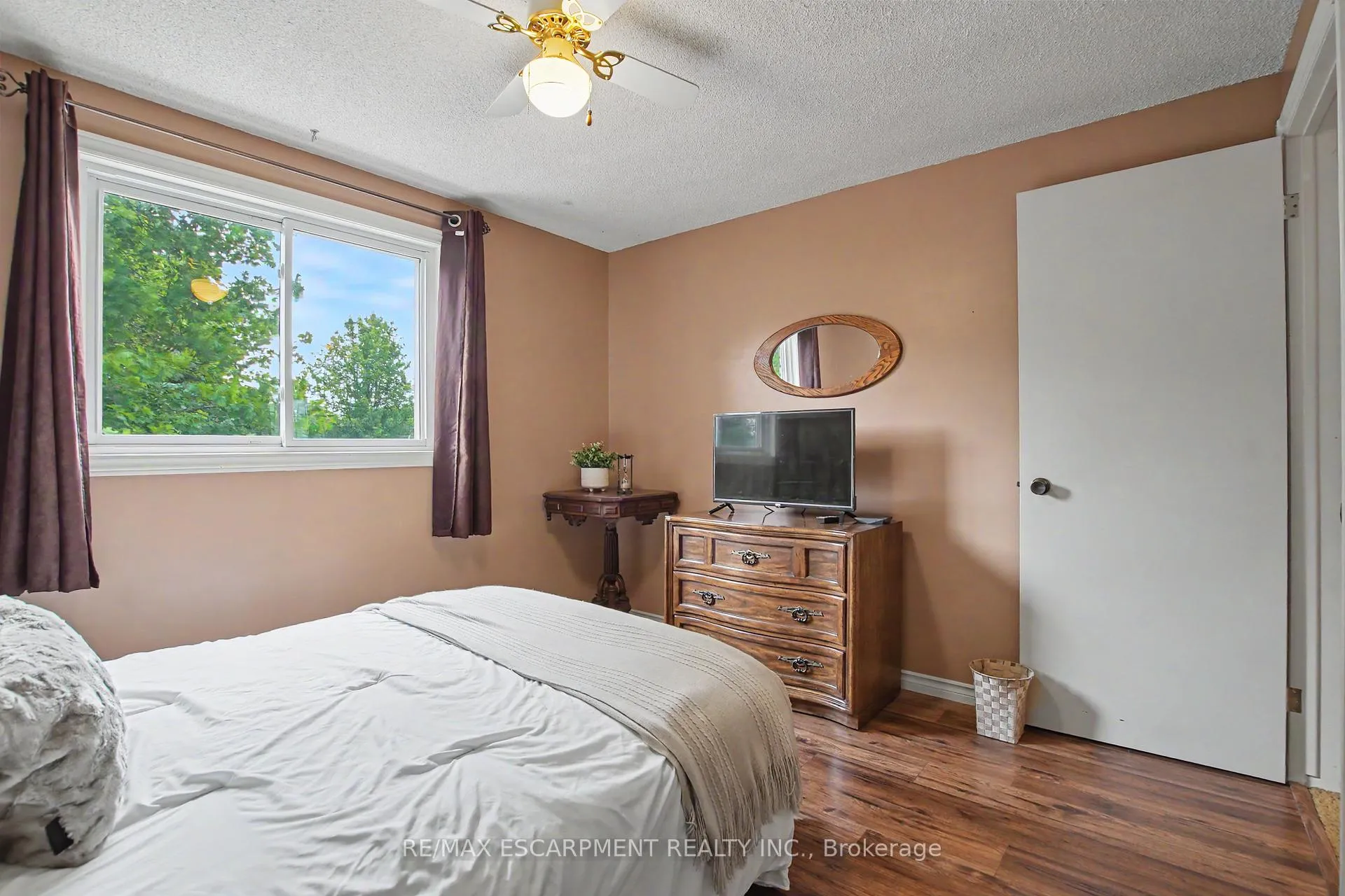 Photo 20 of 196 Guildwood Drive, Hamilton, Gurnett — HOMEH