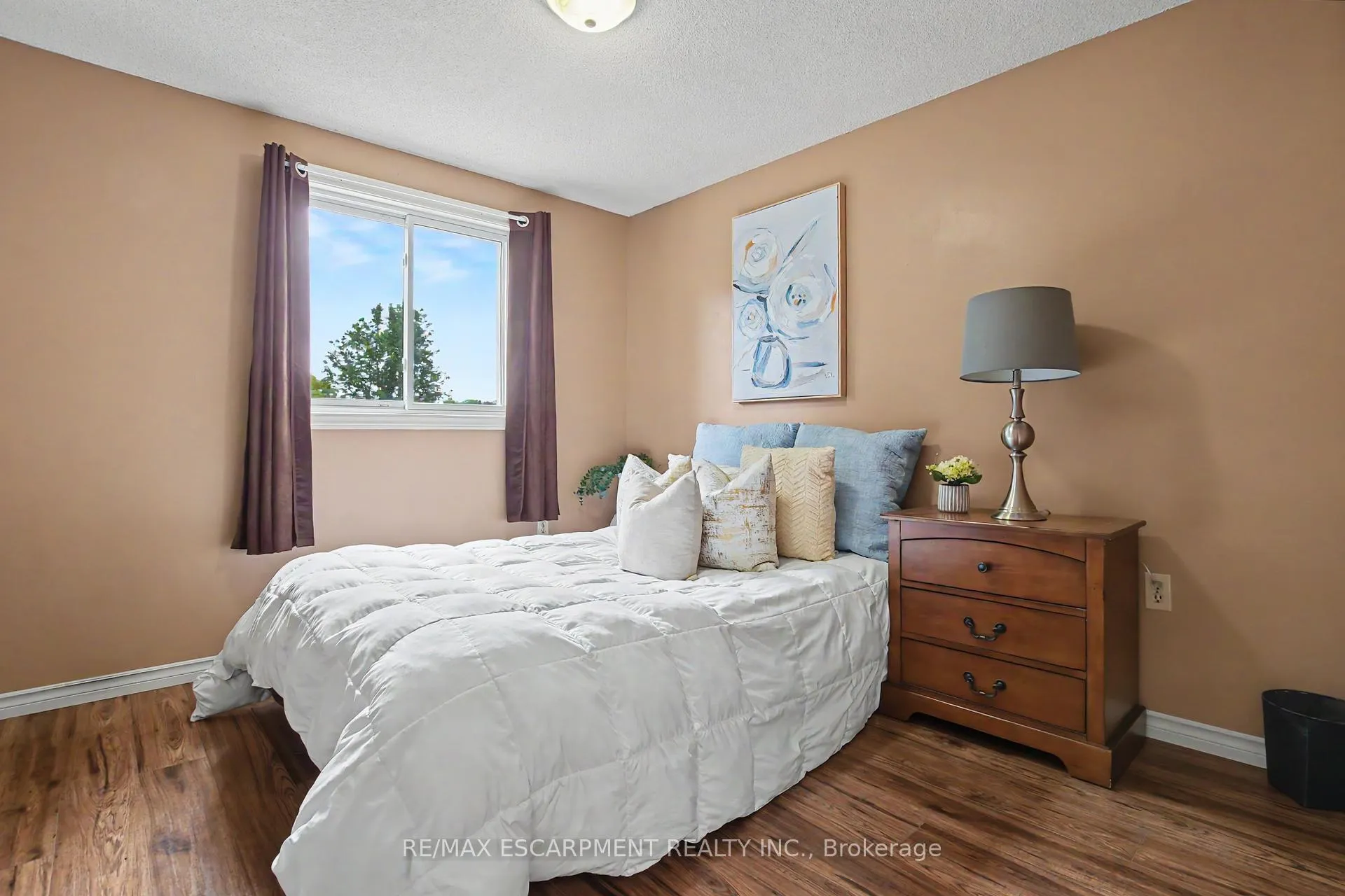 Photo 21 of 196 Guildwood Drive, Hamilton, Gurnett — HOMEH