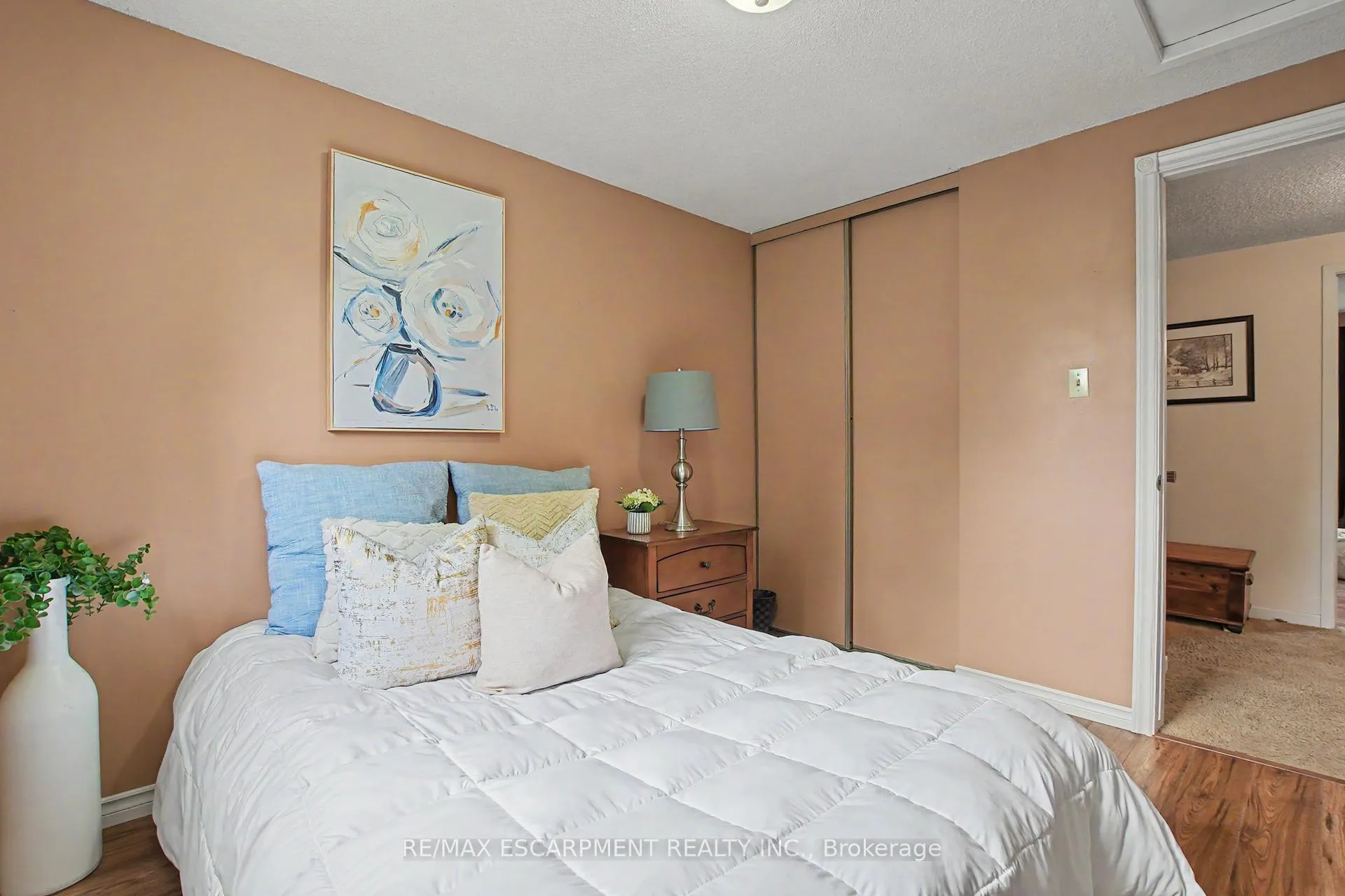 Photo 22 of 196 Guildwood Drive, Hamilton, Gurnett — HOMEH