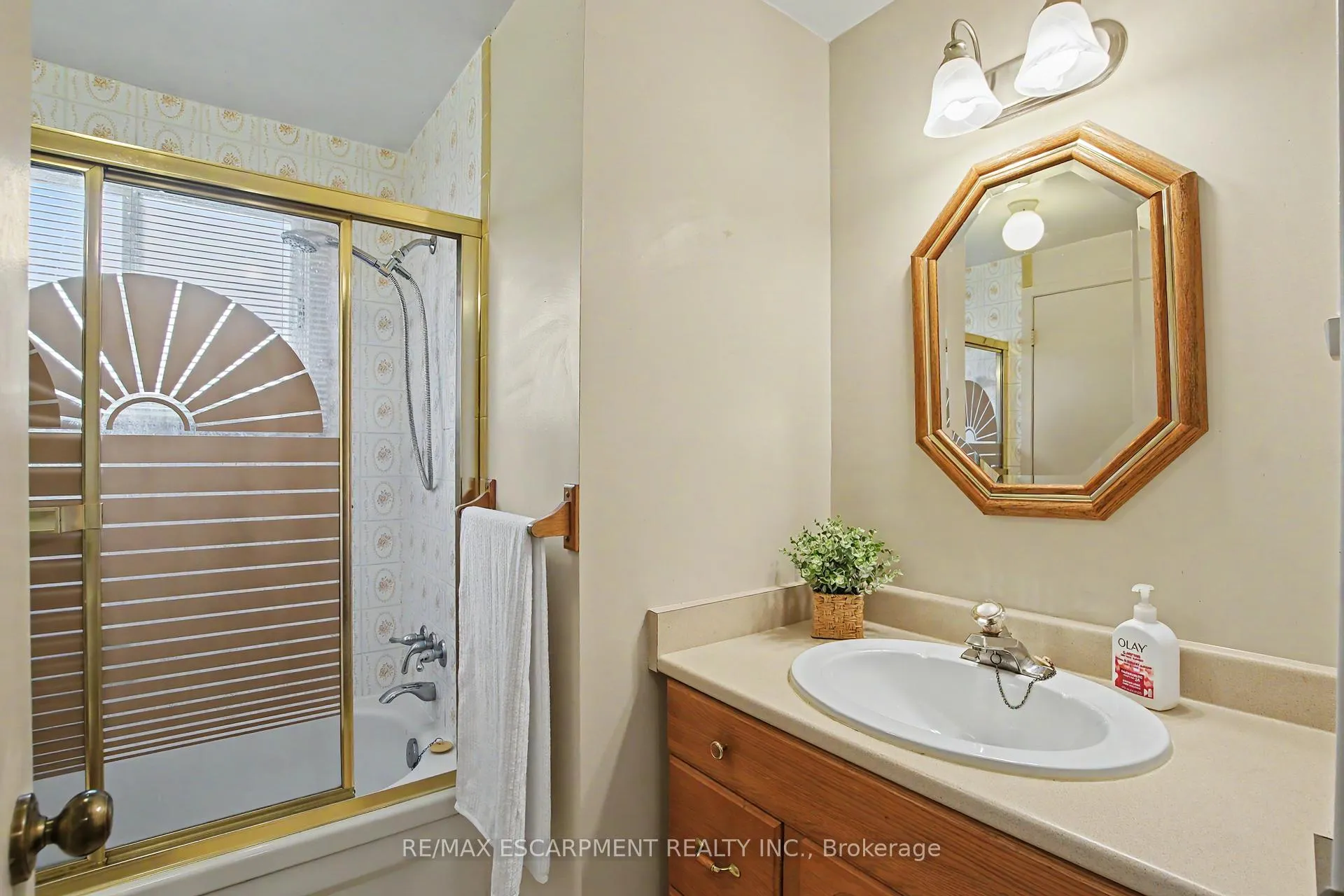 Photo 26 of 196 Guildwood Drive, Hamilton, Gurnett — HOMEH