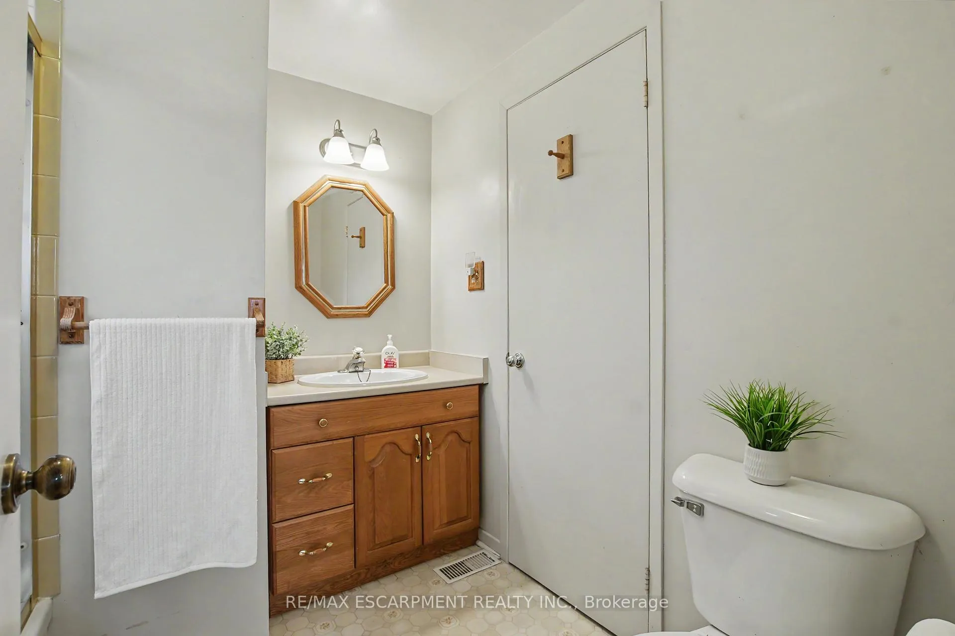Photo 27 of 196 Guildwood Drive, Hamilton, Gurnett — HOMEH