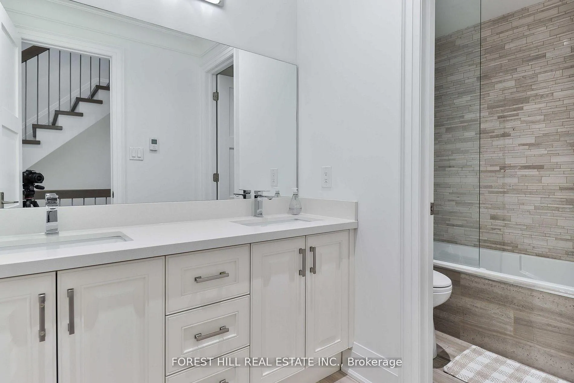 Photo 16 of 51B Burnaby Boulevard, Toronto, Yonge-Eglinton — HOMEH
