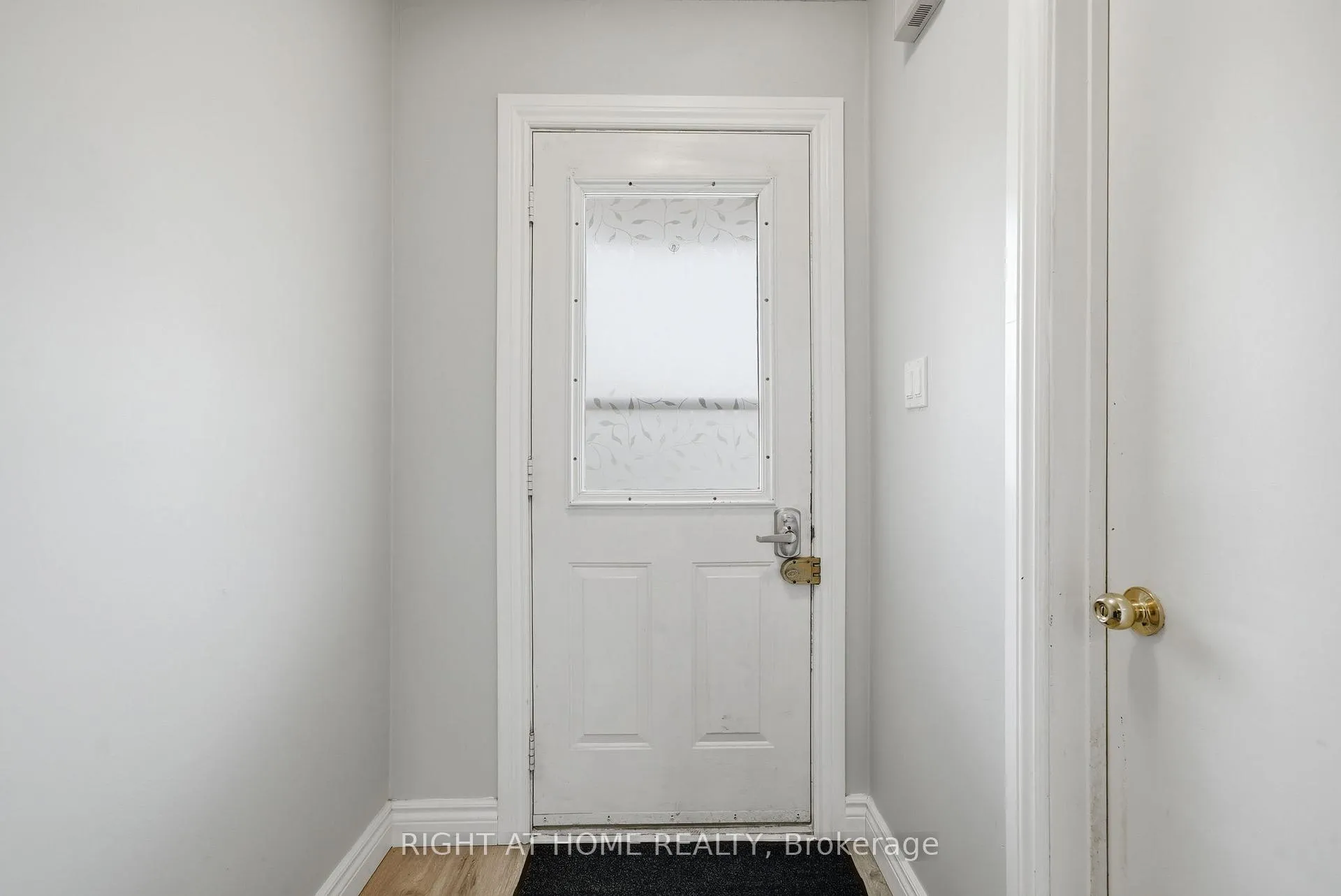 Photo 3 of 37 Beechnut Crescent, Clarington, Courtice — HOMEH