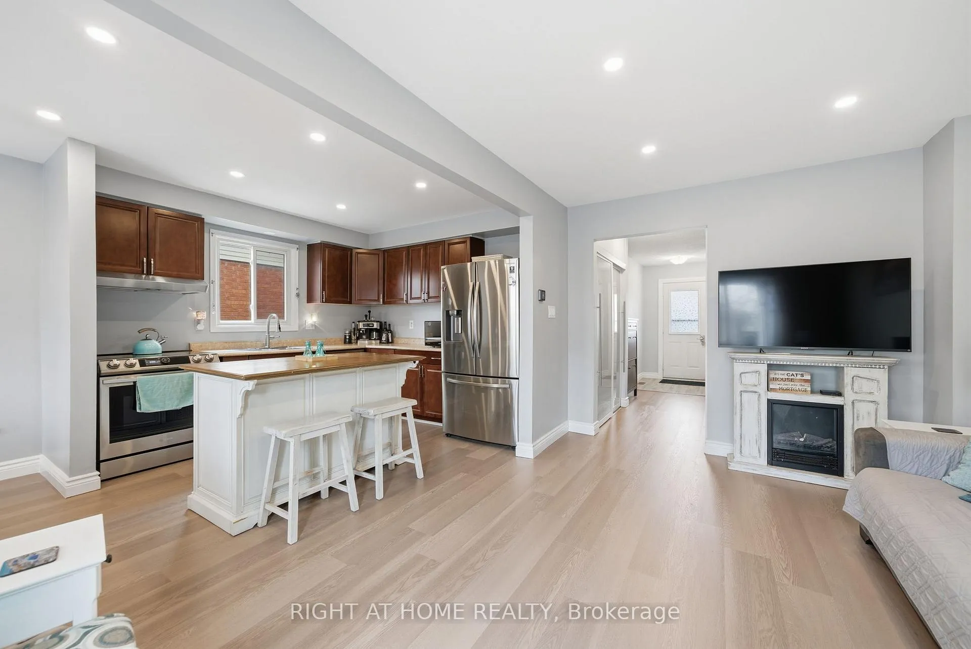 Photo 5 of 37 Beechnut Crescent, Clarington, Courtice — HOMEH
