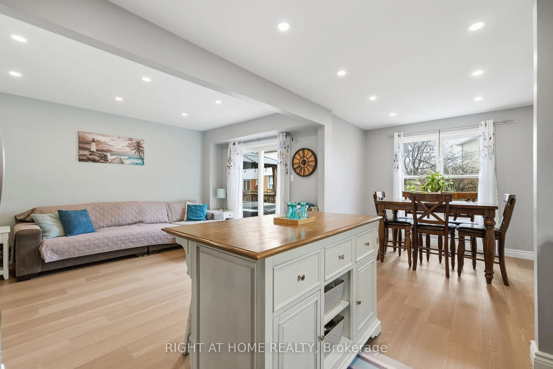 Photo 8 of 37 Beechnut Crescent, Clarington, Courtice — HOMEH