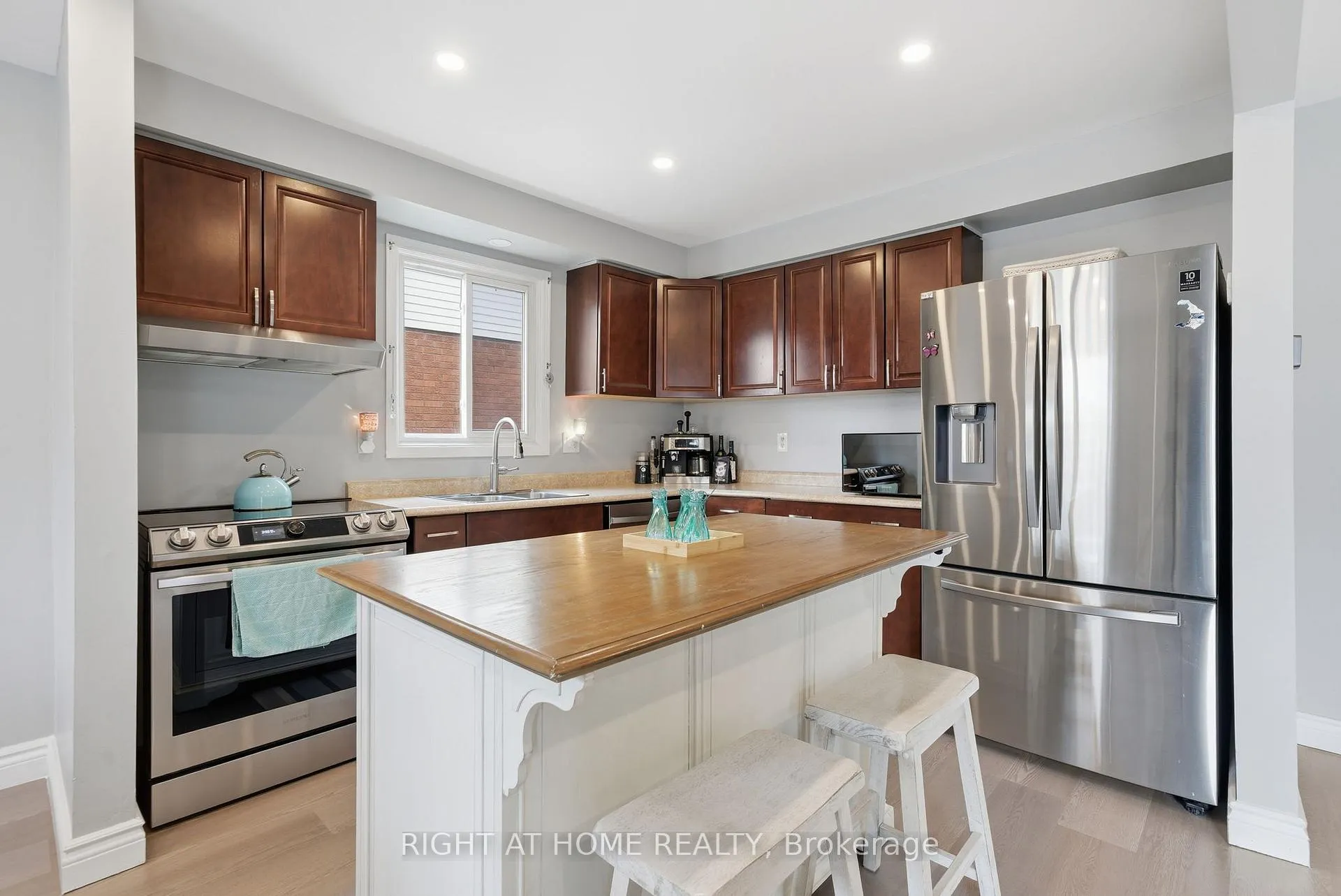 Photo 9 of 37 Beechnut Crescent, Clarington, Courtice — HOMEH